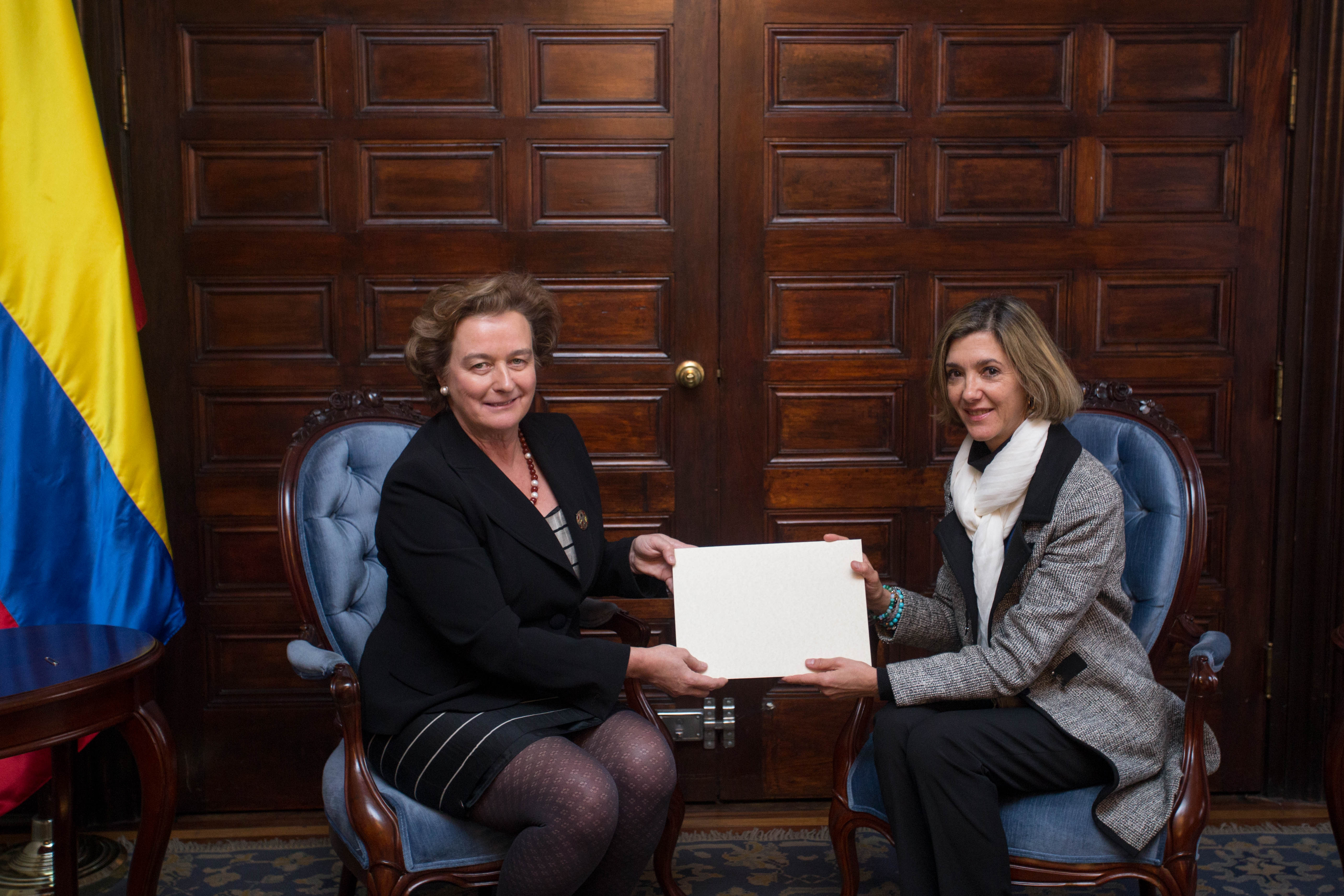  La Viceministra de Relaciones Exteriores recibió las copias de cartas credenciales de la Embajadora de Irlanda en México, concurrente para Colombia
