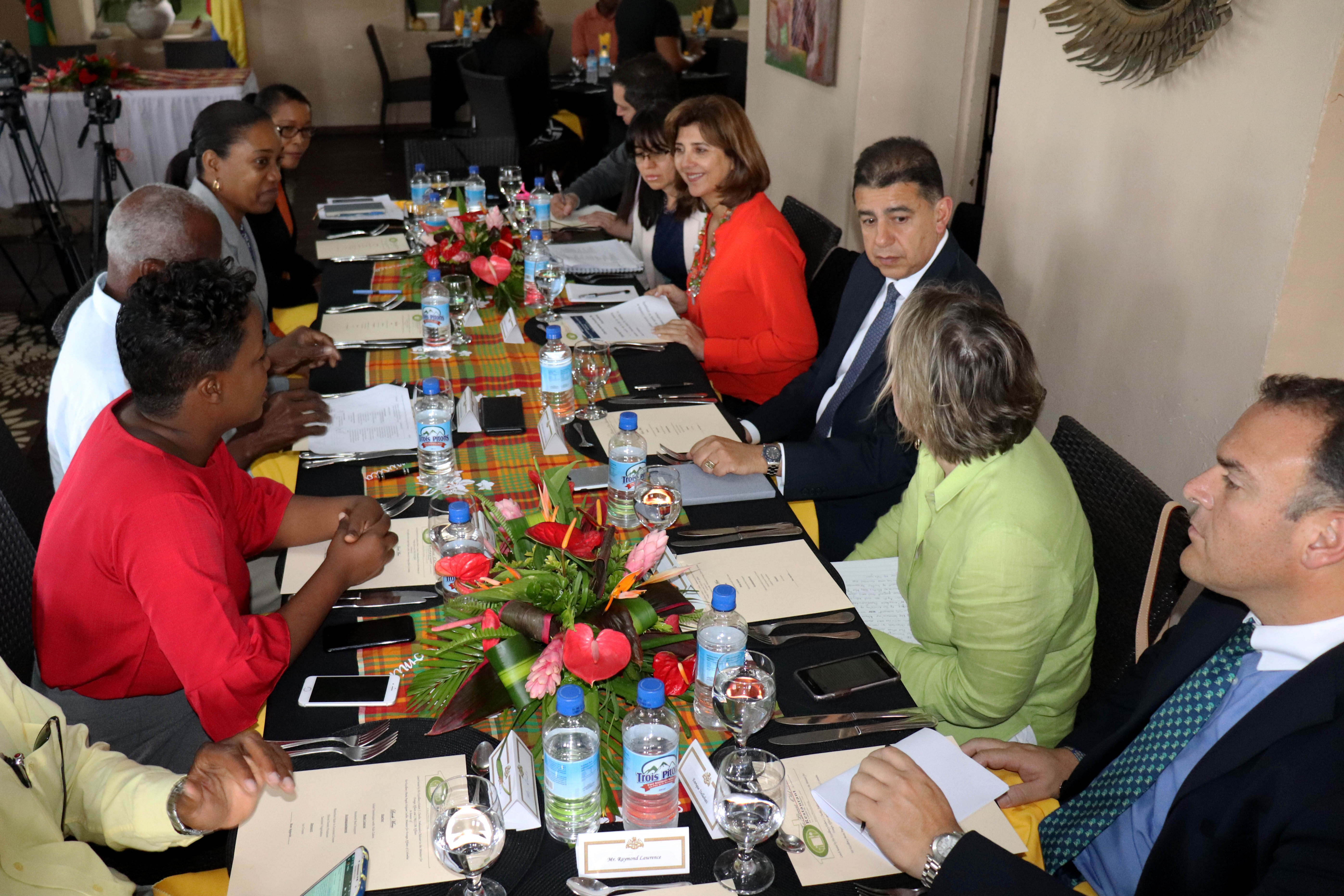 Ministras de Relaciones Exteriores de Colombia, María Ángela Holguín, y de Dominica, Francine Baron, presiden la reunión ampliada donde se revisan los principales temas de la agenda bilateral