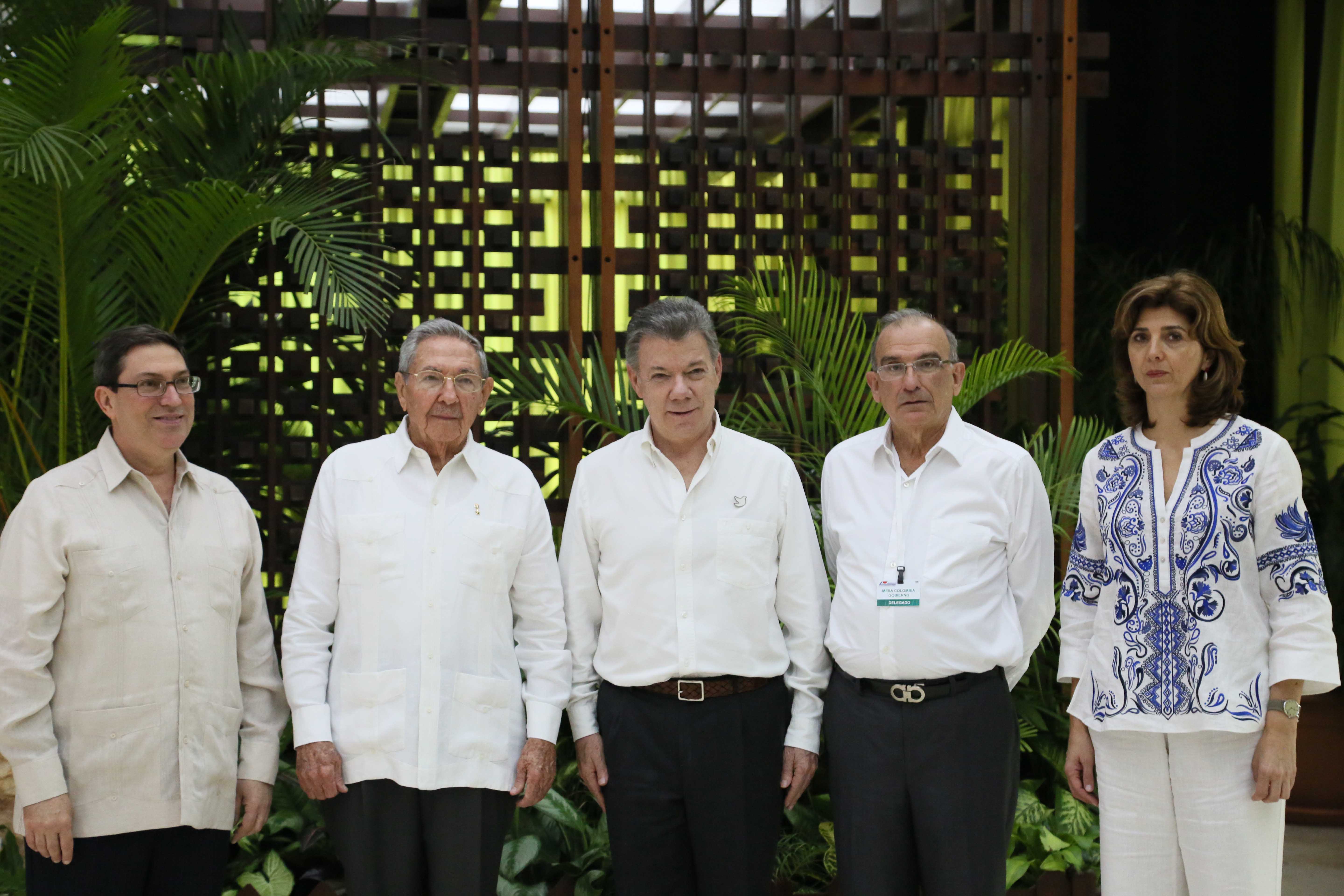 Presidentes y Cancilleres de Colombia y Cuba minutos antes de la firma del histórico acuerdo