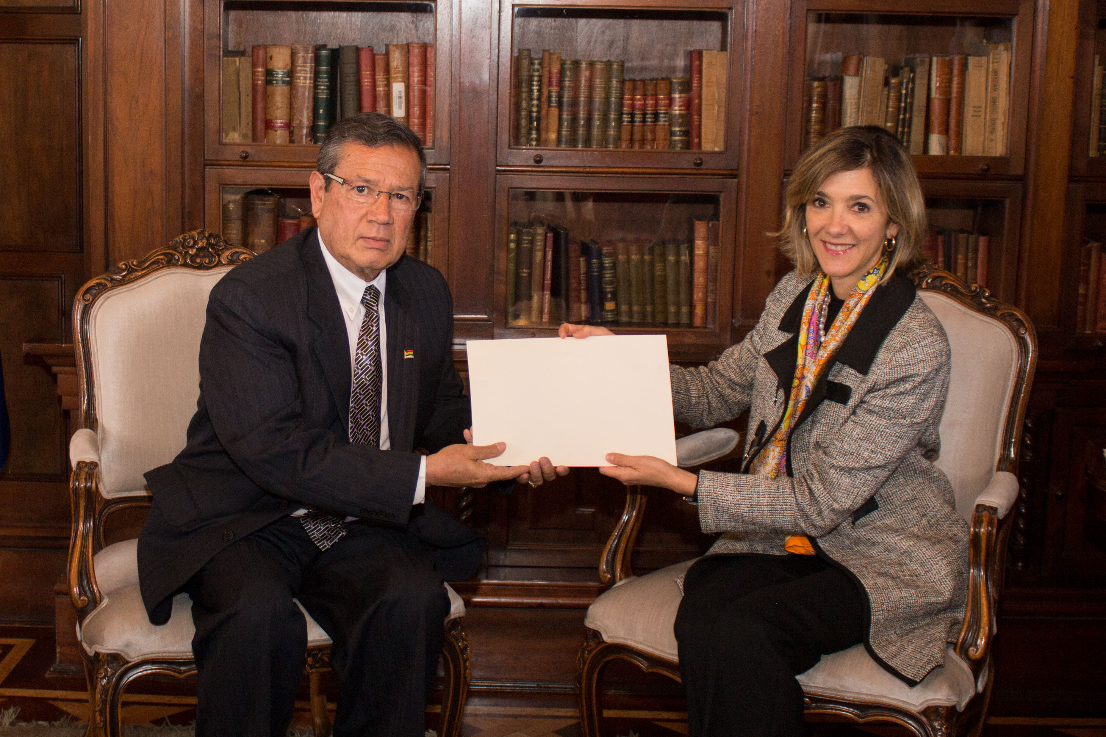 Ministra de Relaciones Exteriores (e) recibió las copias de Cartas Credenciales del Embajador de Bolivia, Edmundo Gastón Polo Ariñez