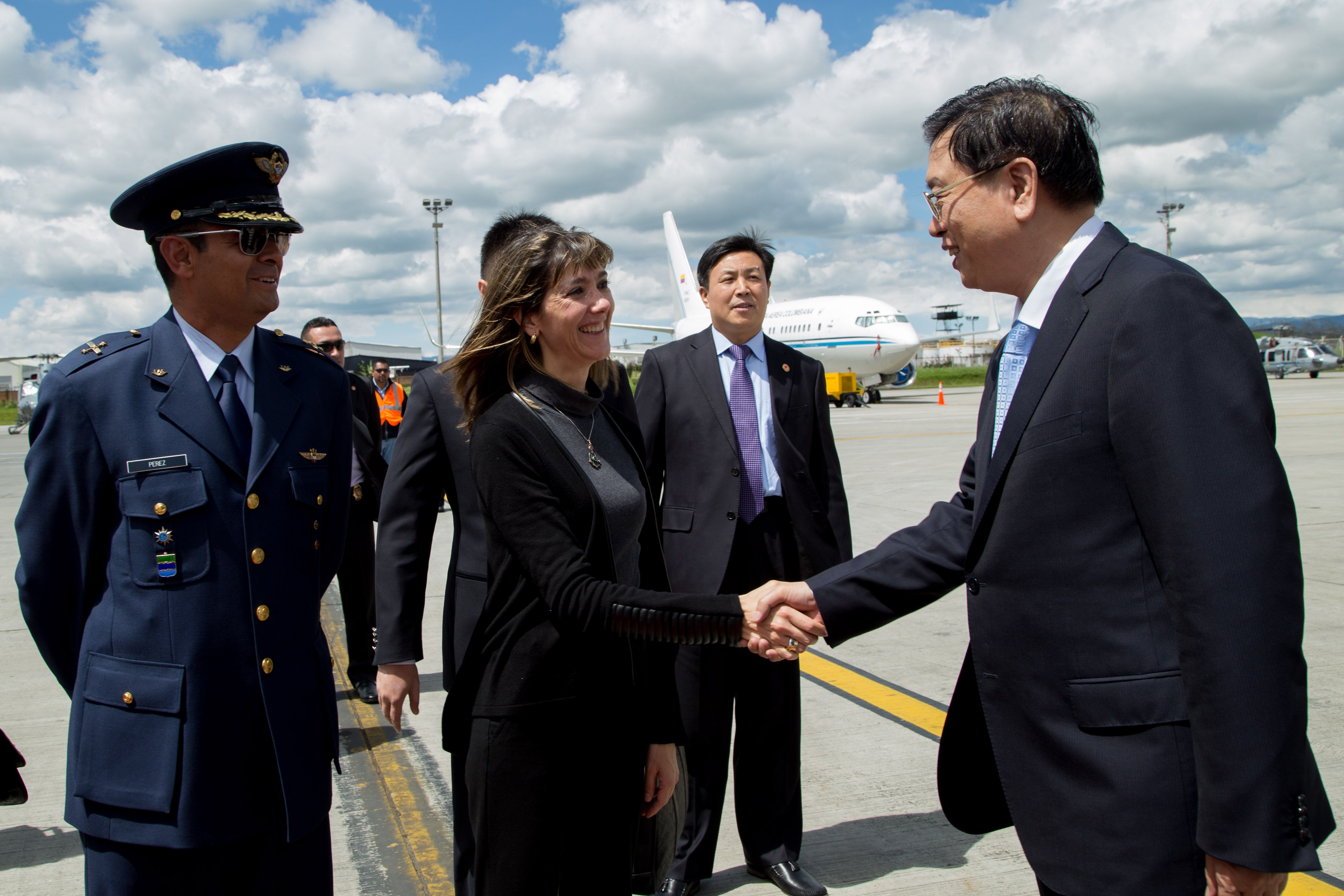 Presidente del Comité Permanente de la Asamblea Nacional Popular China fue recibido por la Viceministra Patti Londoño a su llegada a Colombia
