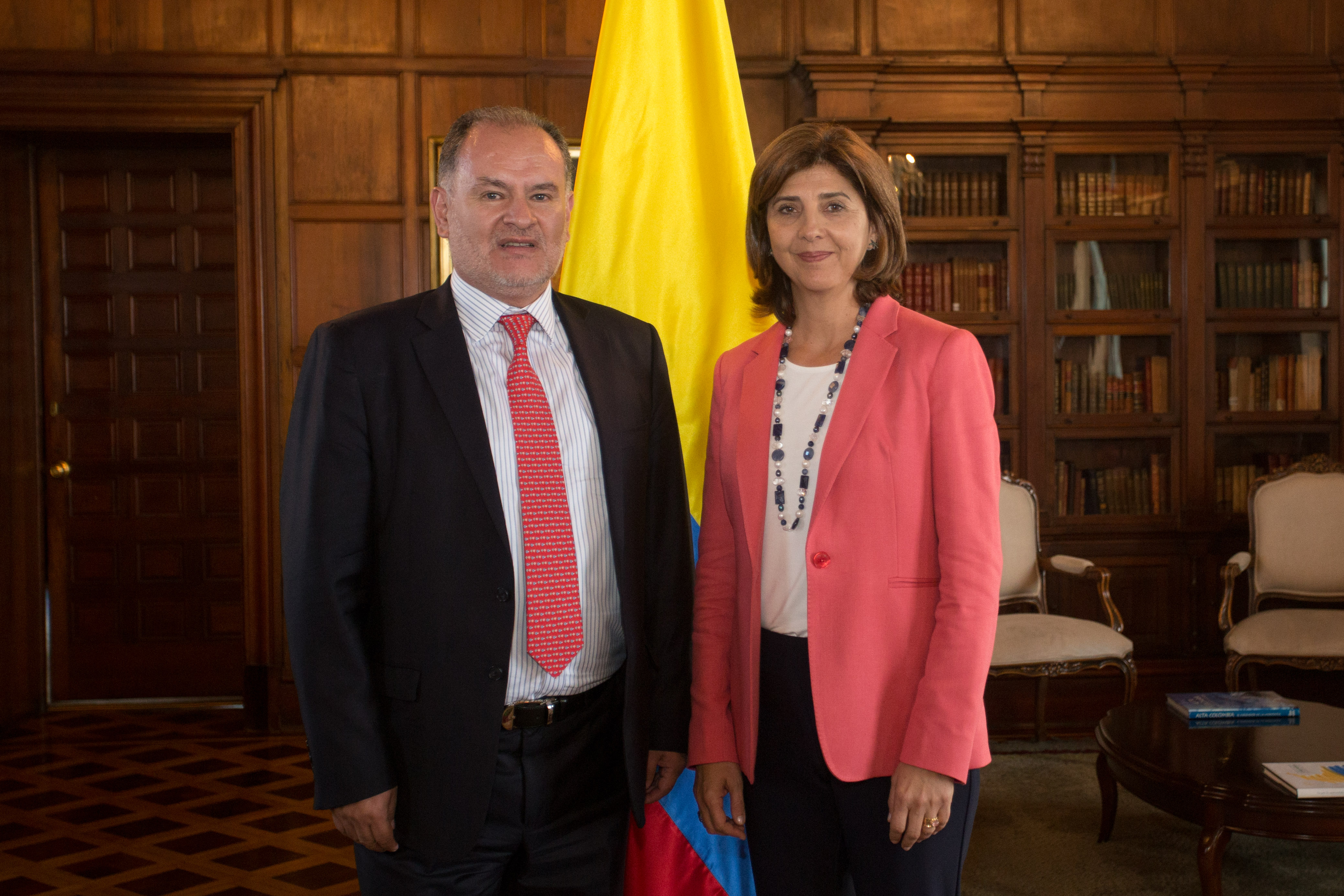 Canciller Holguín posesionó a Miguel Camilo Ruíz como nuevo Embajador ante la República de Austria