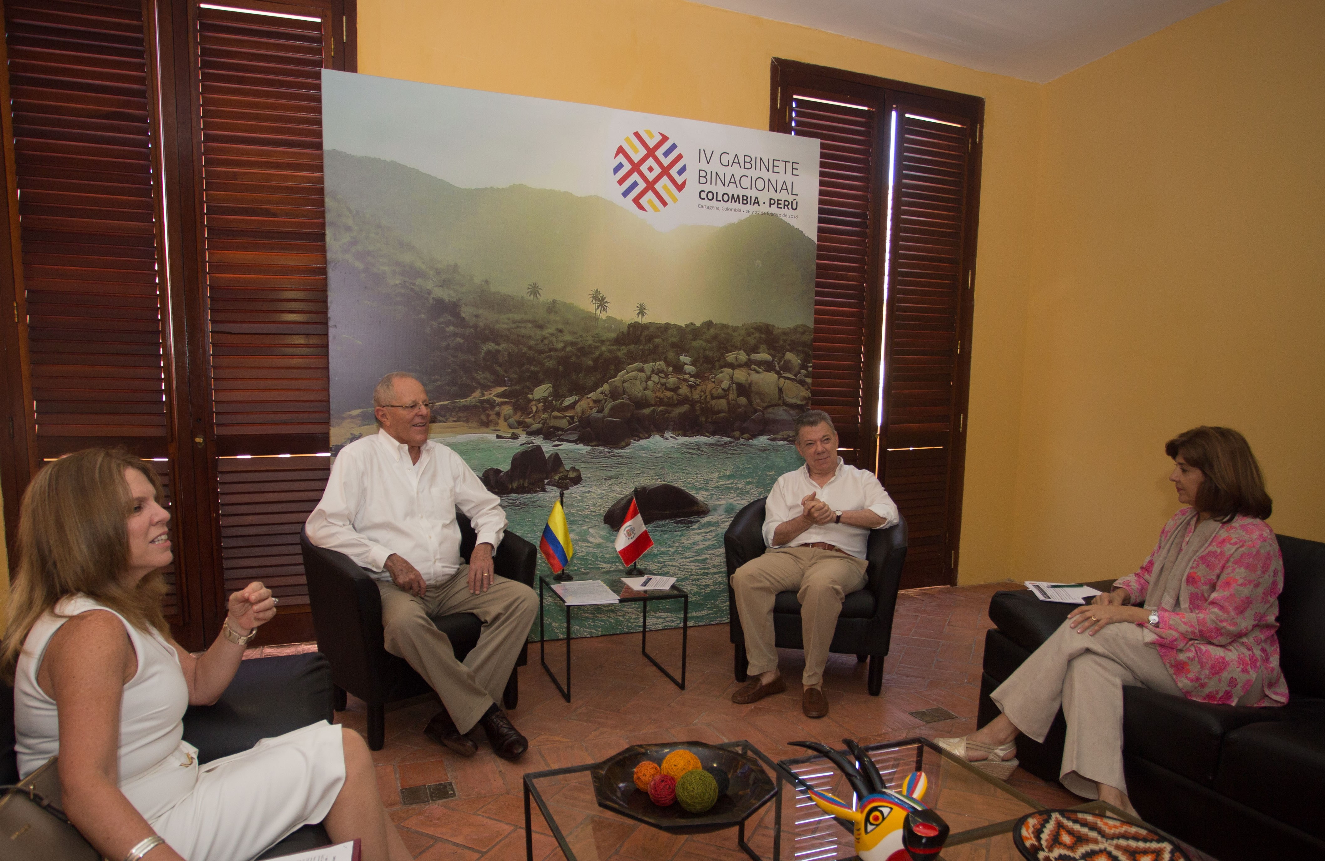 Presidentes de Colombia, Juan Manuel Santos, y de Perú, Pedro Pablo Kuczynski, sostuvieron reunión bilateral. Canciller María Ángela Holguín participó en el encuentro