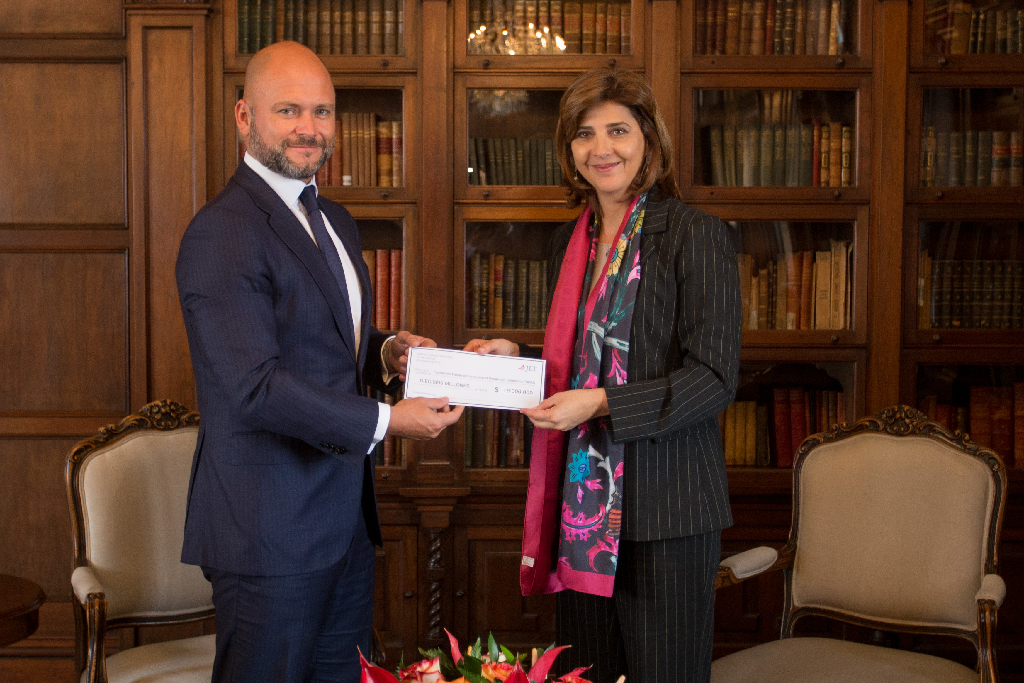Ministra de Relaciones Exteriores recibe donación para el Programa Integral Niños, Niñas y Adolescentes con Oportunidades