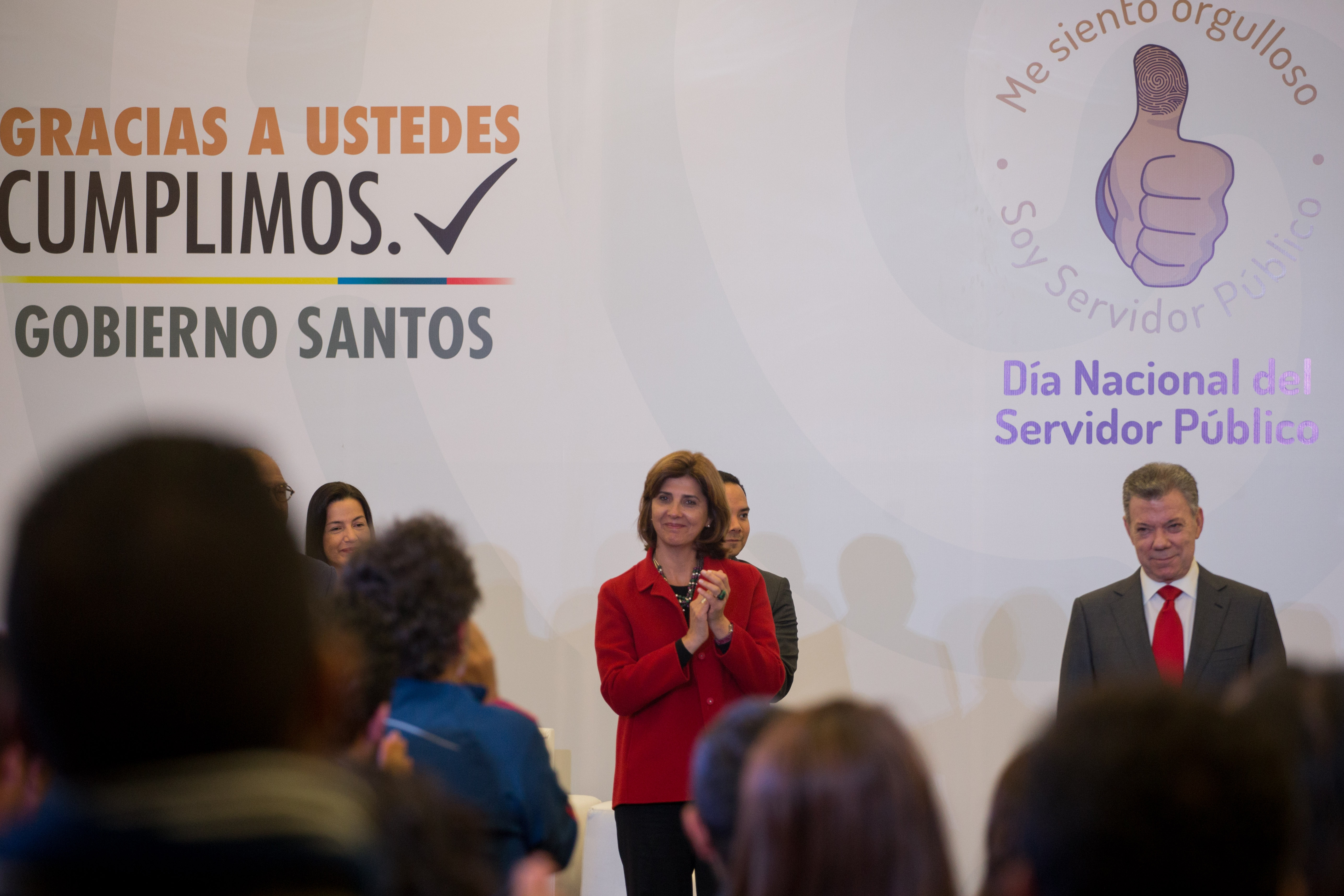 "Entregamos un país mejor y eso es gracias a ustedes”: Presidente Santos en la celebración del Día del Servidor Público