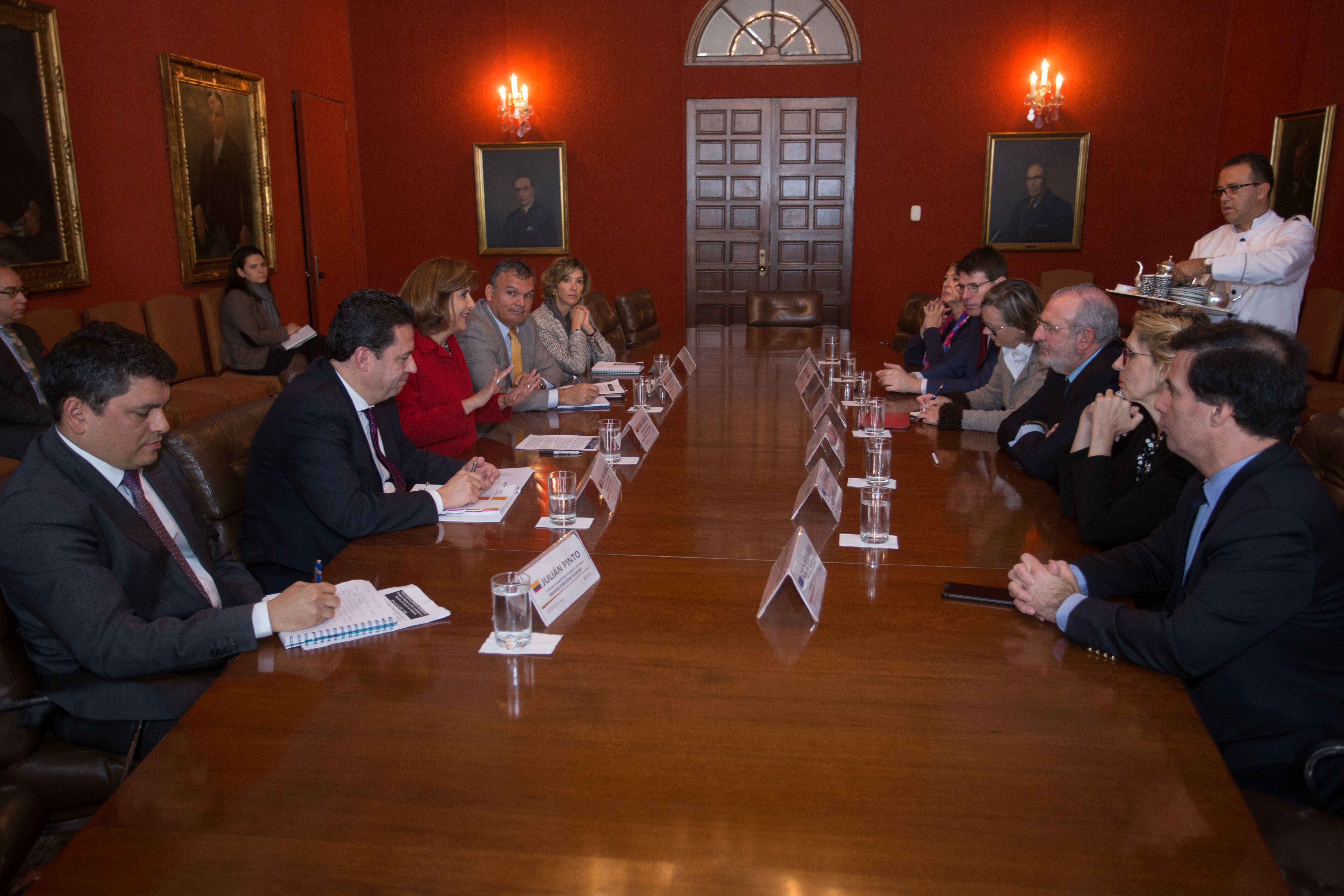La Canciller María Ángela Holguín se reunió con miembros del Parlamento Europeo que monitorean la situación en la frontera con Venezuela