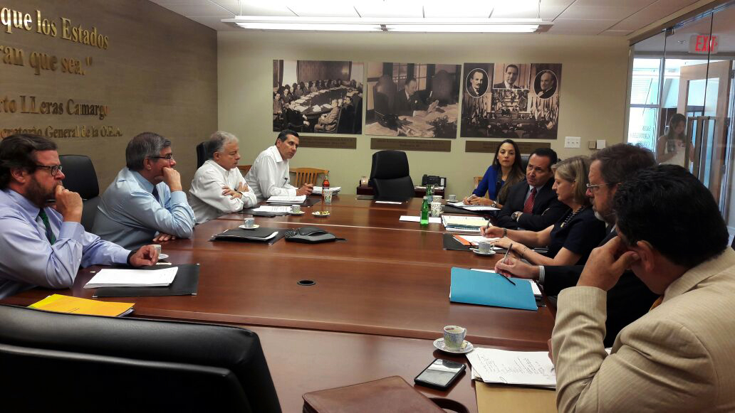 Representantes de Colombia y Estados Unidos revisaron el apoyo del Gobierno estadounidense en materia de Acción Integral contra Minas y exploraron oportunidades de cooperación bilateral para la efectiva implementación del Plan Estratégico de Desminado 2016-2021, el cual busca la descontaminación del territorio nacional por amenaza de minas antes del año 2021, como parte de los compromisos internacionales asumidos por Colombia.