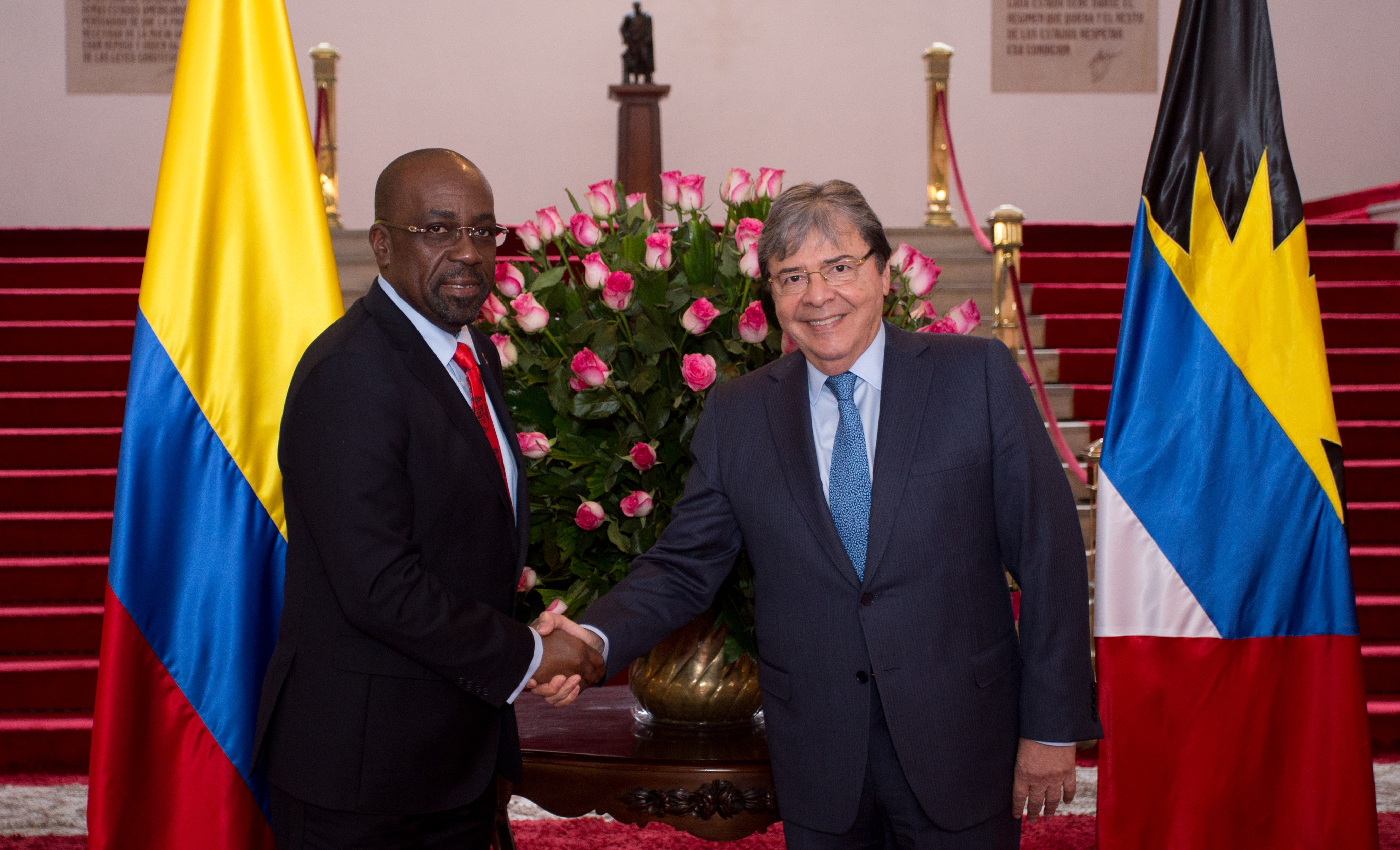 Canciller Carlos Holmes Trujillo recibió al Ministro de Relaciones Exteriores, Comercio Internacional e Inmigración de Antigua y Barbuda, Chet Greene, en el Palacio de San Carlos