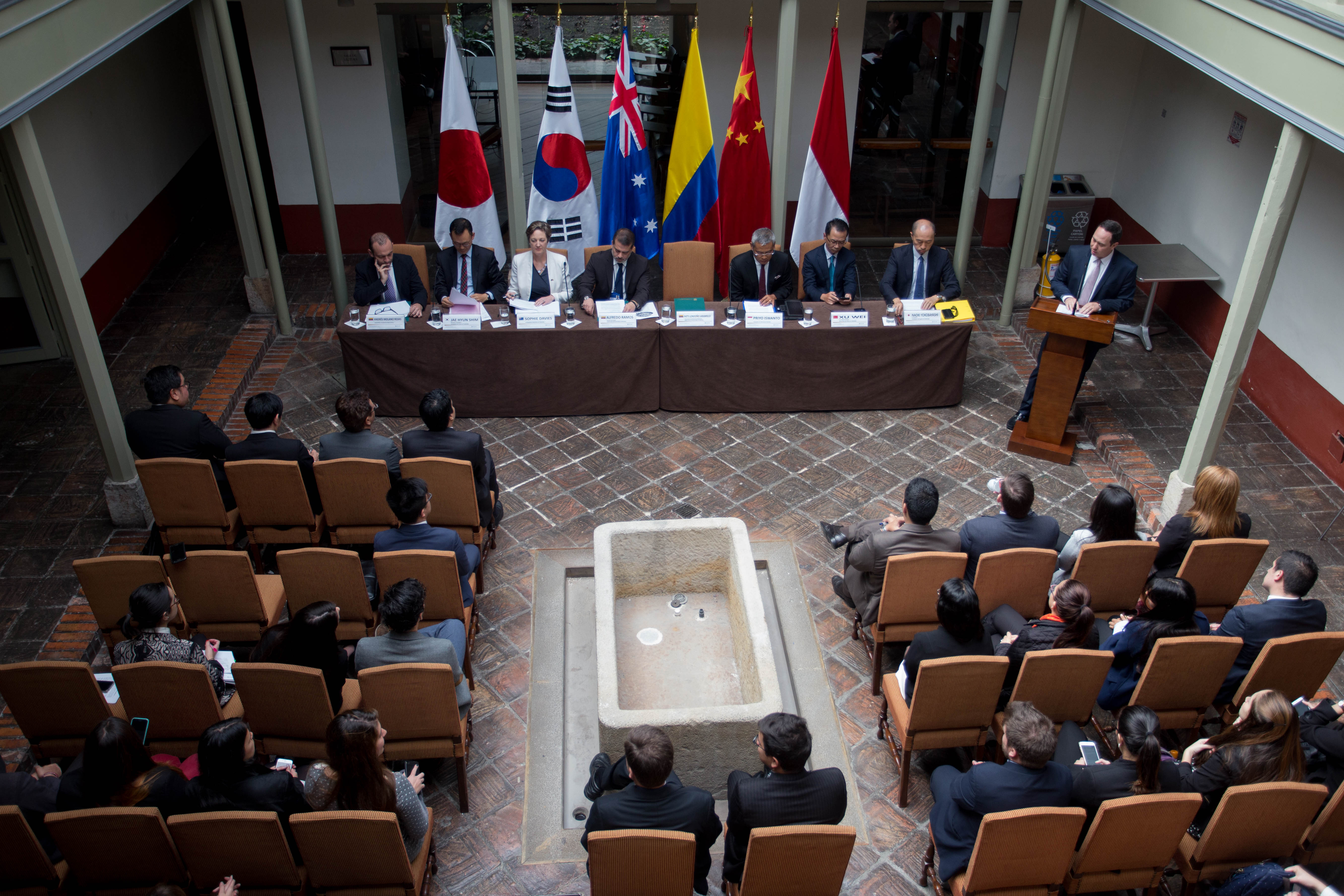 Embajadores y ministros consejeros de países de Asia pacífico participaron en conversatorio sobre integración 