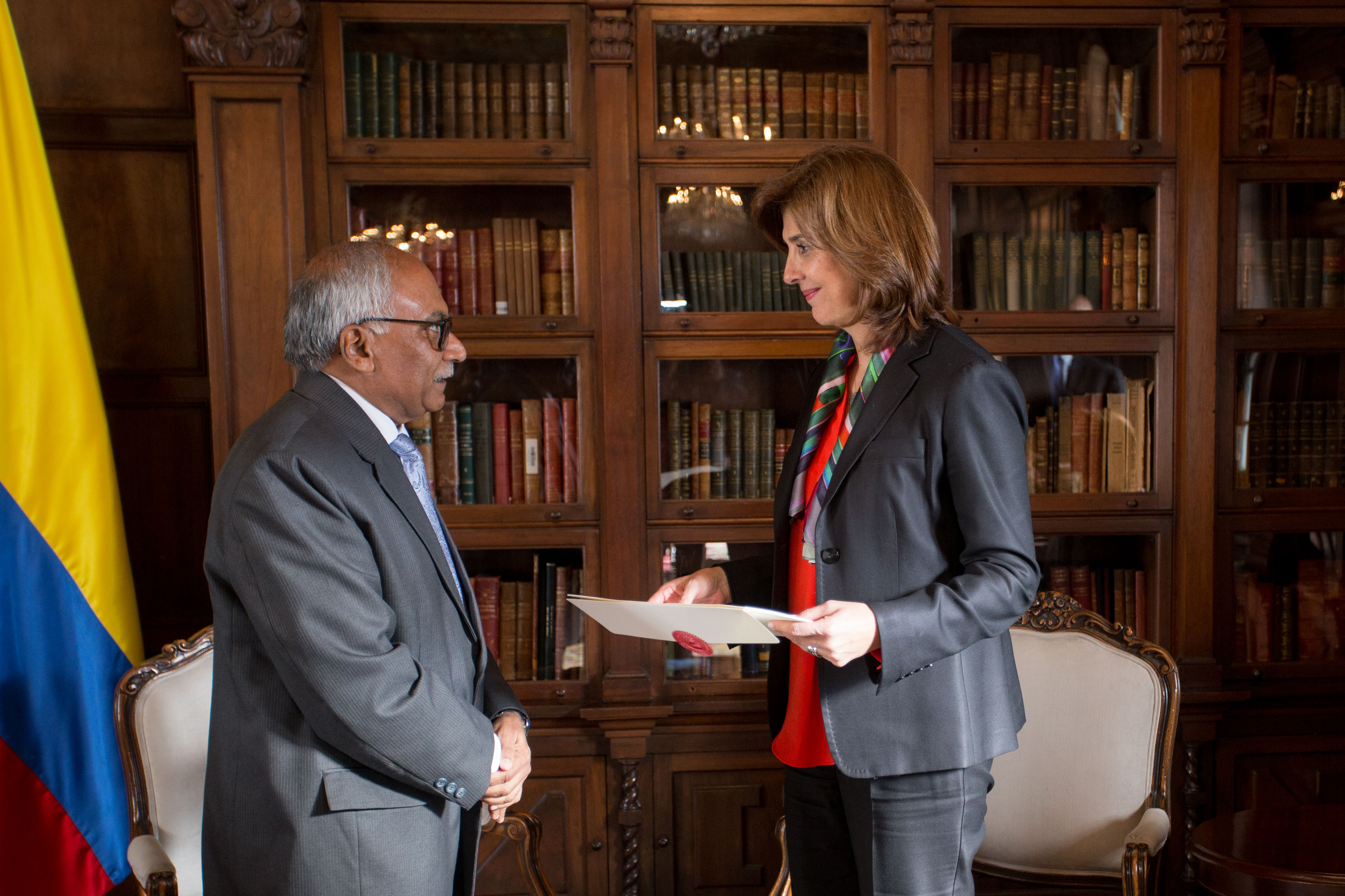 La Canciller María Ángela Holguín recibió las copias de las cartas credenciales del Embajador de la República de la India en Colombia, Ravi Bangar