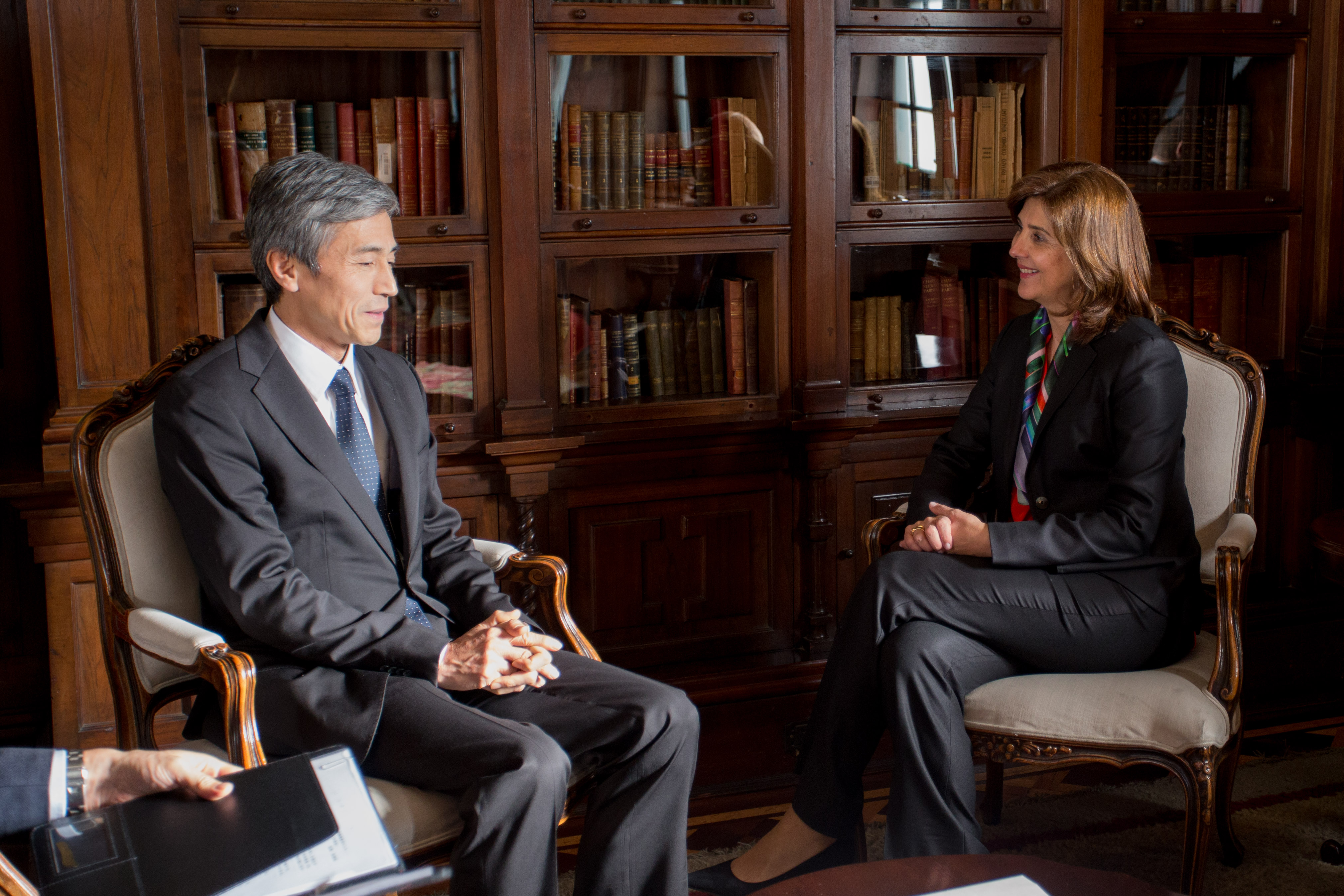 Nuevo Embajador de Japón en Colombia, Keiichiro Morishita, entregó copias de cartas credenciales a la Canciller María Ángela Holguín