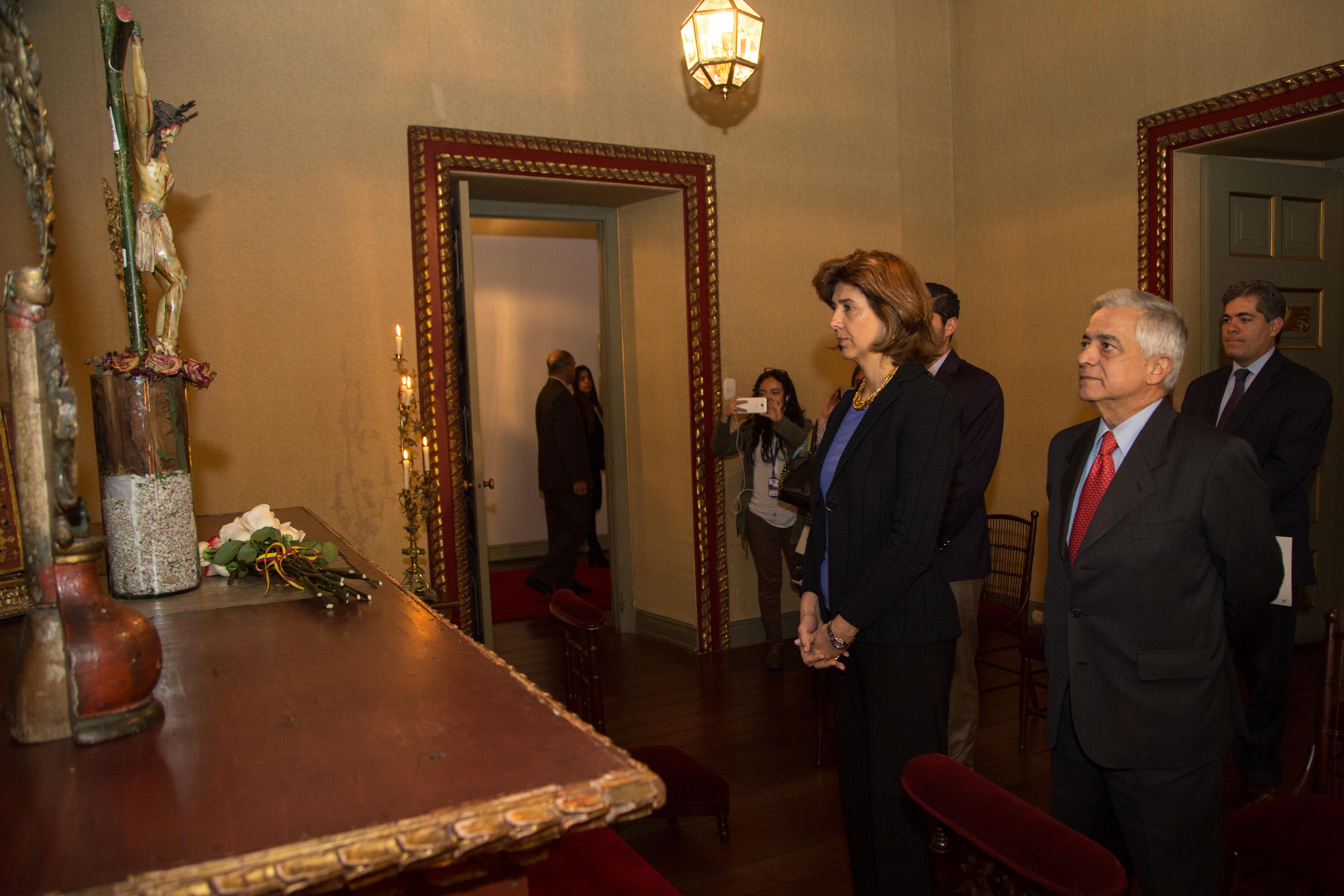 Ministra Holguín realizó una ofrenda floral en memoria de las víctimas del conflicto