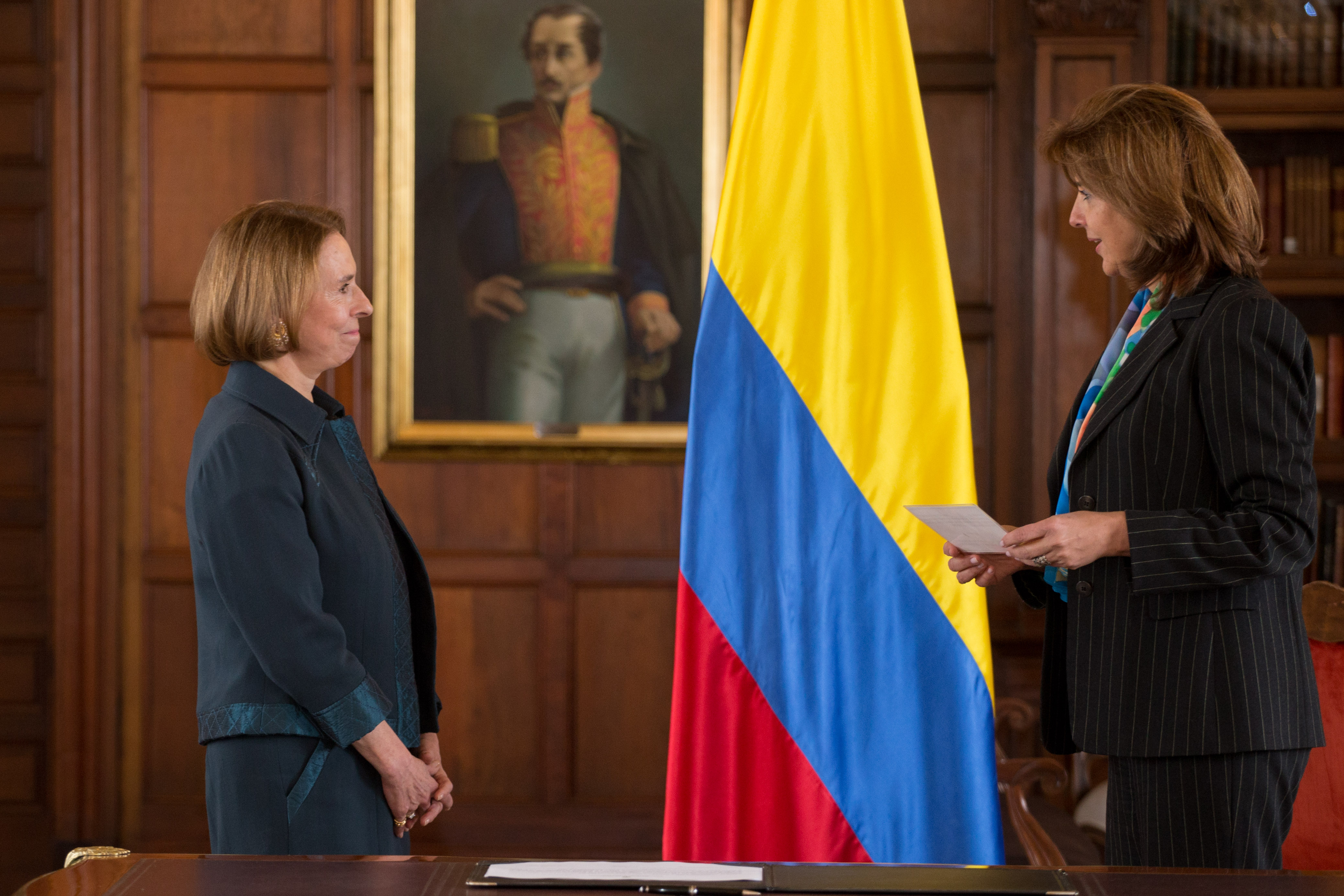 Canciller Holguín posesionó a Mónica Lanzetta como nueva Embajadora ante Perú