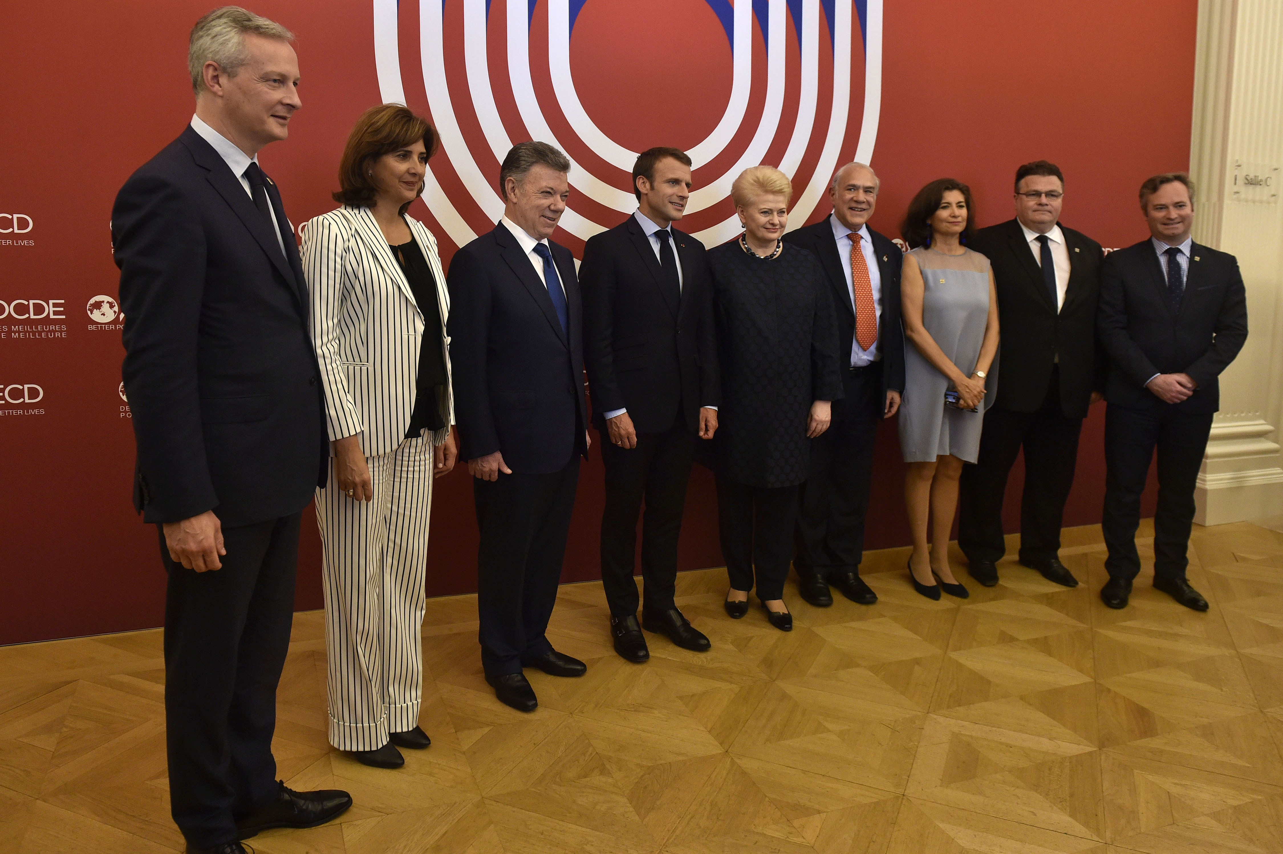 El Presidente Santos y Canciller Holguín a su llegada a la OCDE, en París
