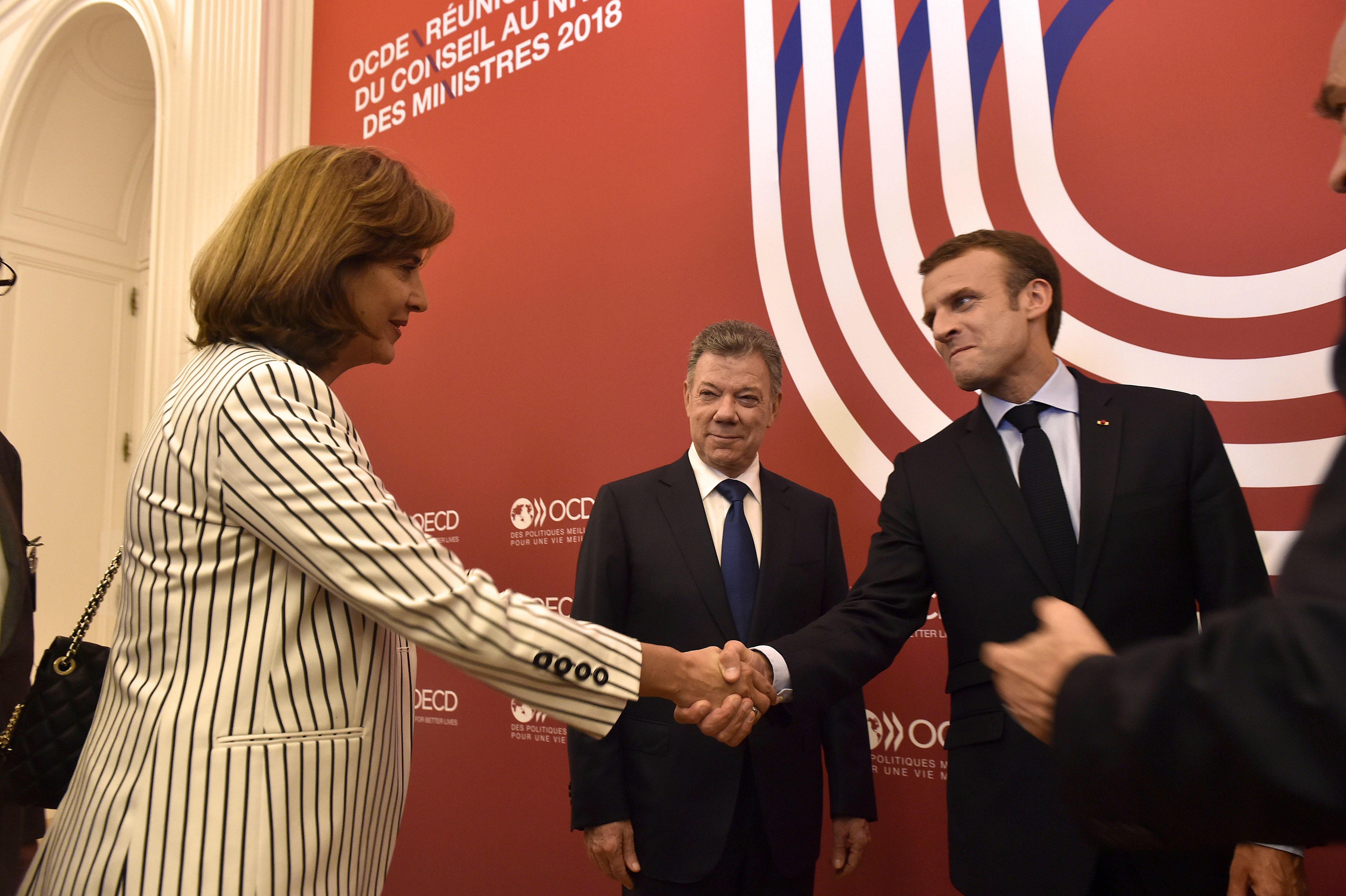 La Canciller María Ángela Holguín saludó al Presidente de Francia previo a la firma del acuerdo de adhesión de Colombia al OCDE