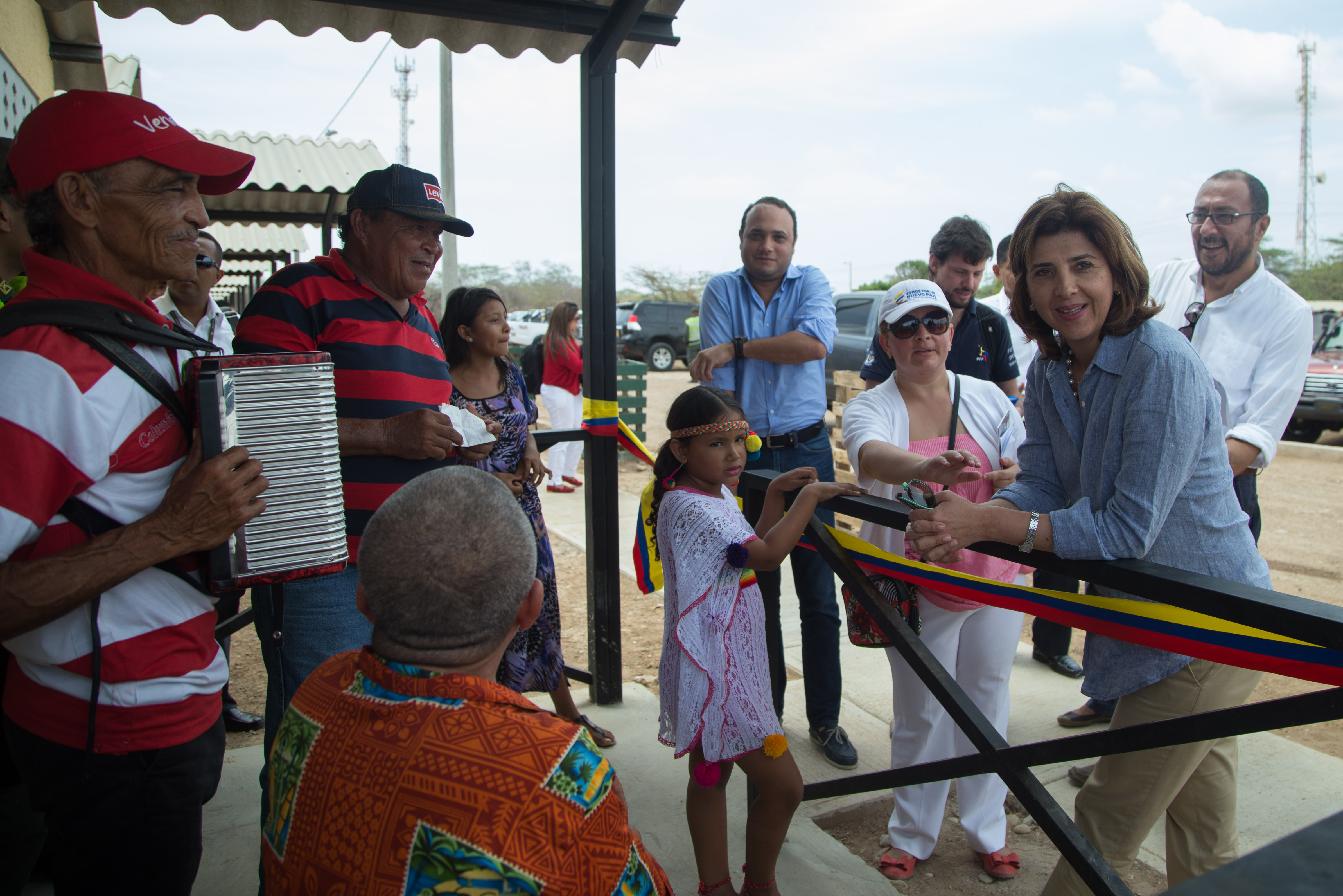 IMG A ritmo de vallenato, beneficiario del proyecto de vivienda en Paraguachón le expresó a la Canciller Holguín que iniciativas como está "le están cambiando la vida” al corregimiento
