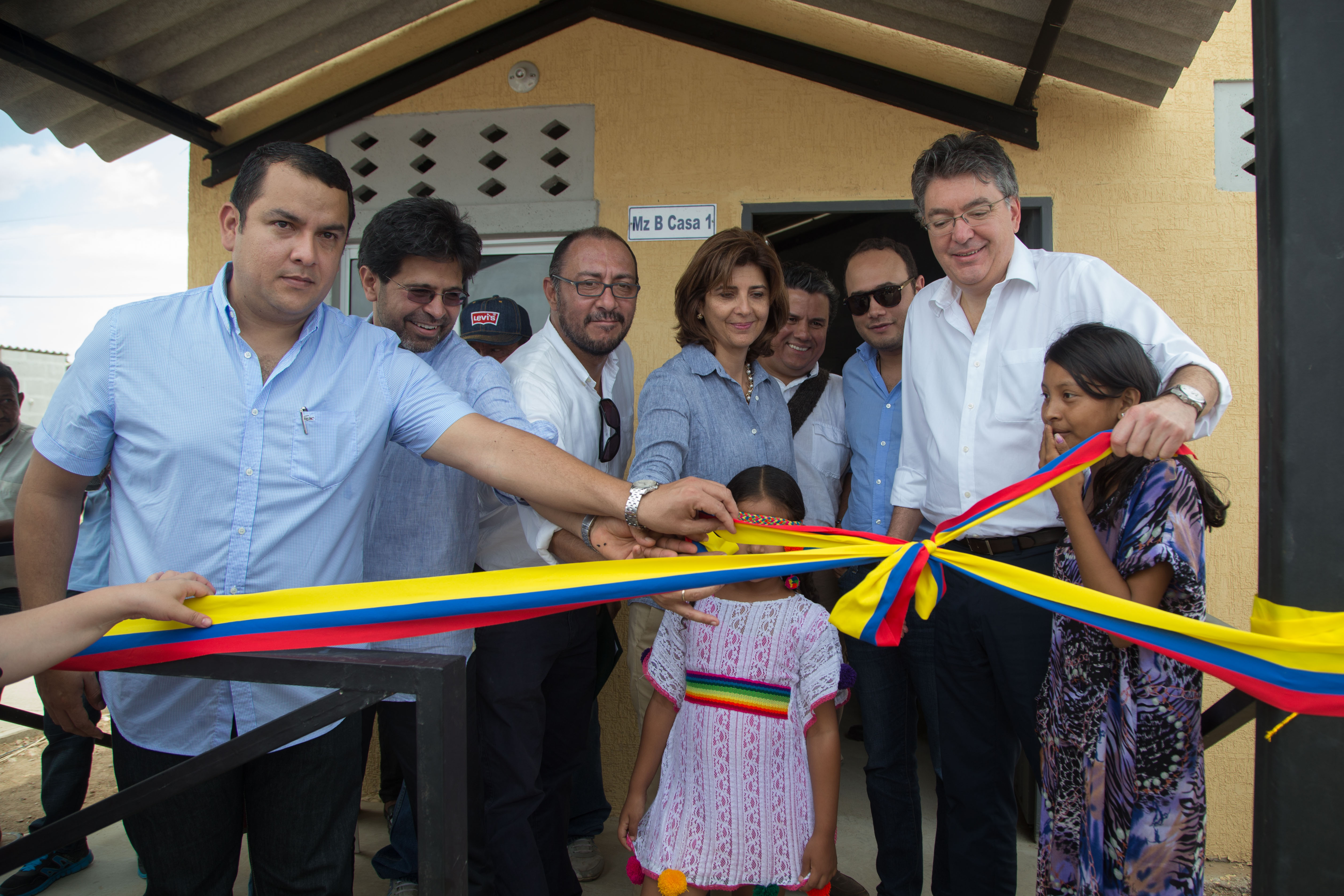 IMG "Desde la Cancillería hemos trabajado de todo corazón por La Guajira”: Canciller María Ángela Holguín durante la entrega de 94 casas en Paraguachón, La Guajira