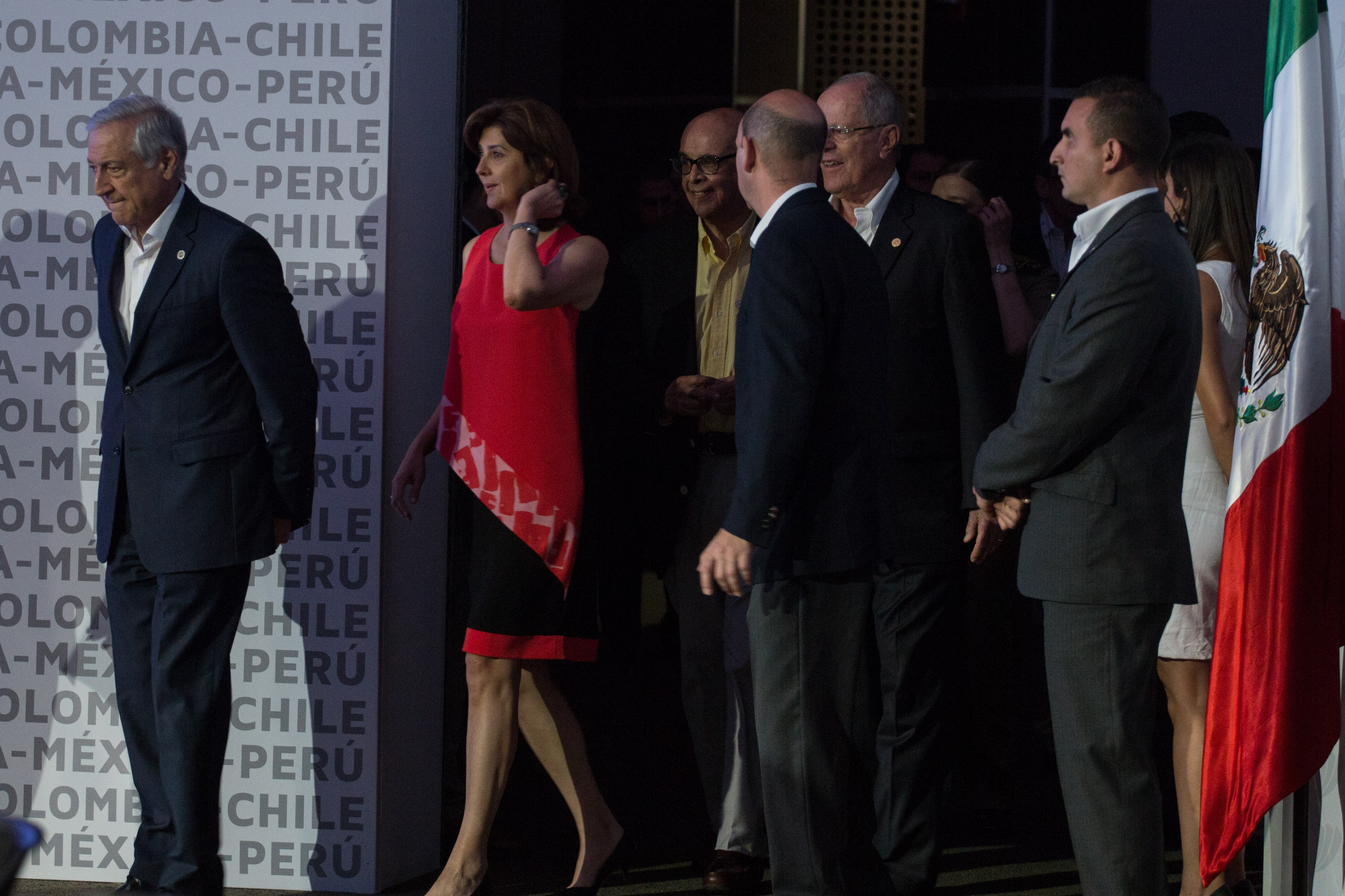 Canciller y Presidente de Perú a la entrada del encuentro privado 