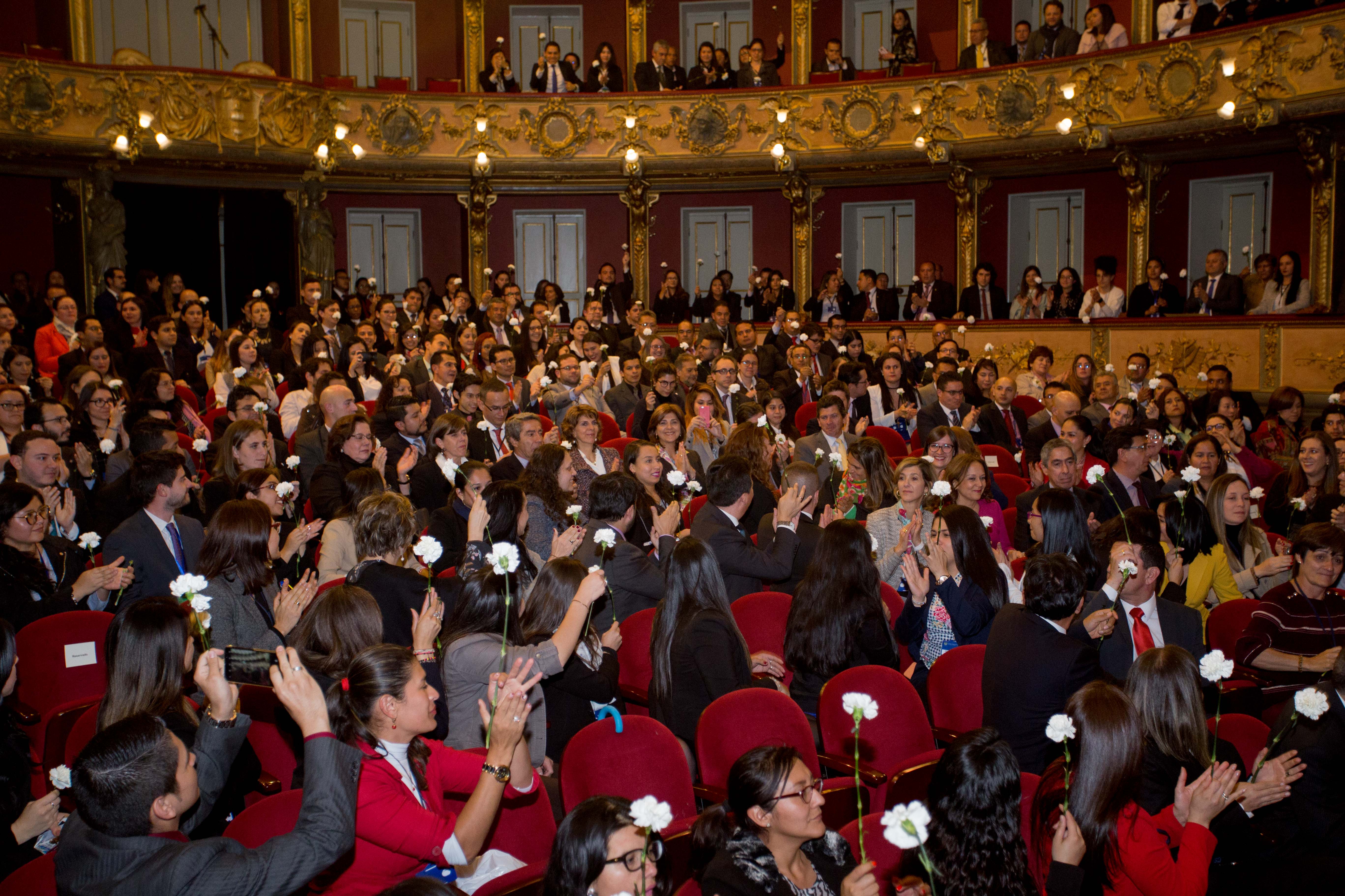 Con flores blancas, Cancillería le agradeció a la Ministra Holguín su aporte a la paz