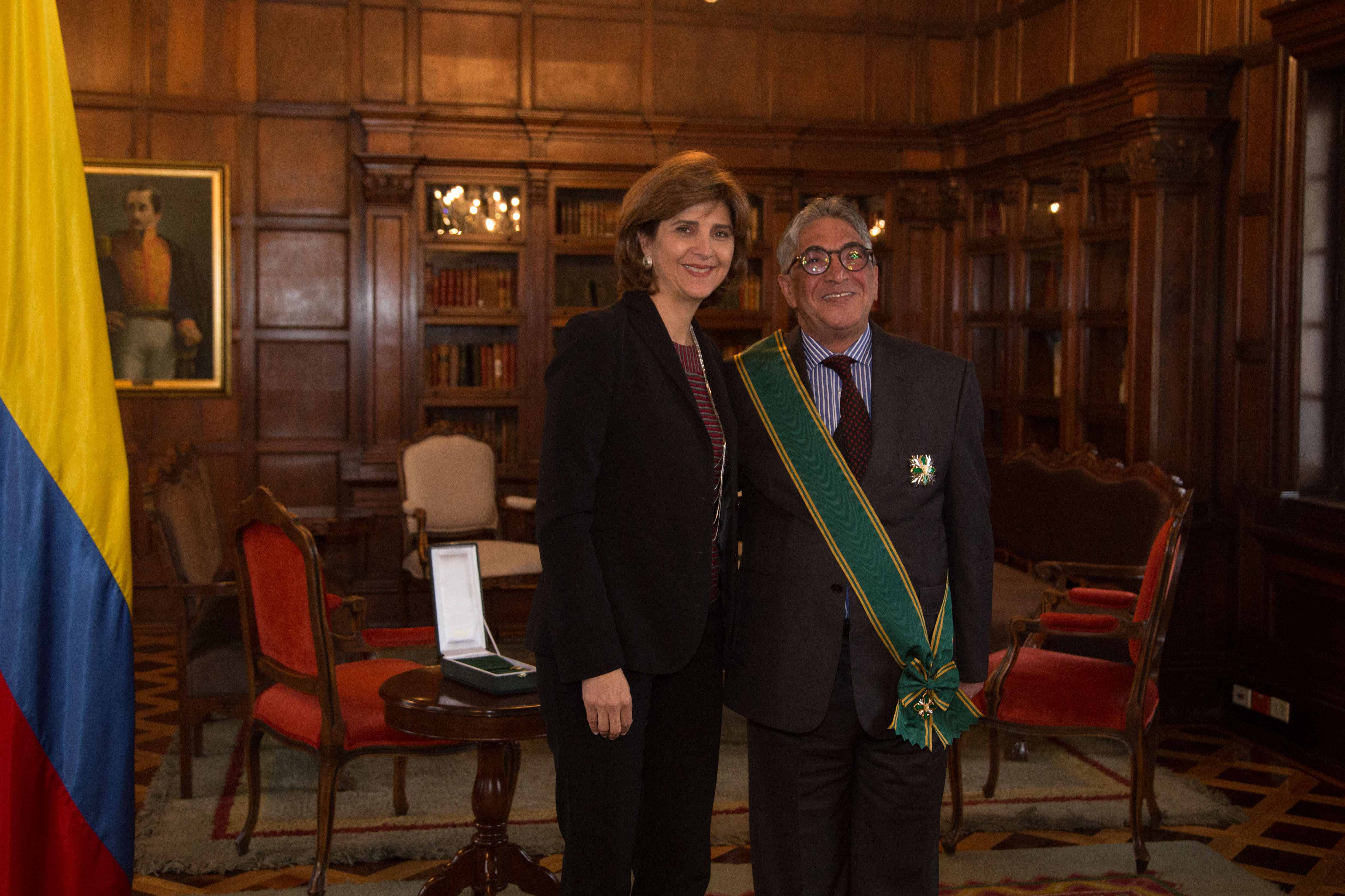 La Ministra de Relaciones Exteriores, María Ángela Holguí, condecoró con la Orden de San Carlos en Grado de Gran Cruz, al Embajador de Marruecos en Colombia, Noureddine Khalifa.