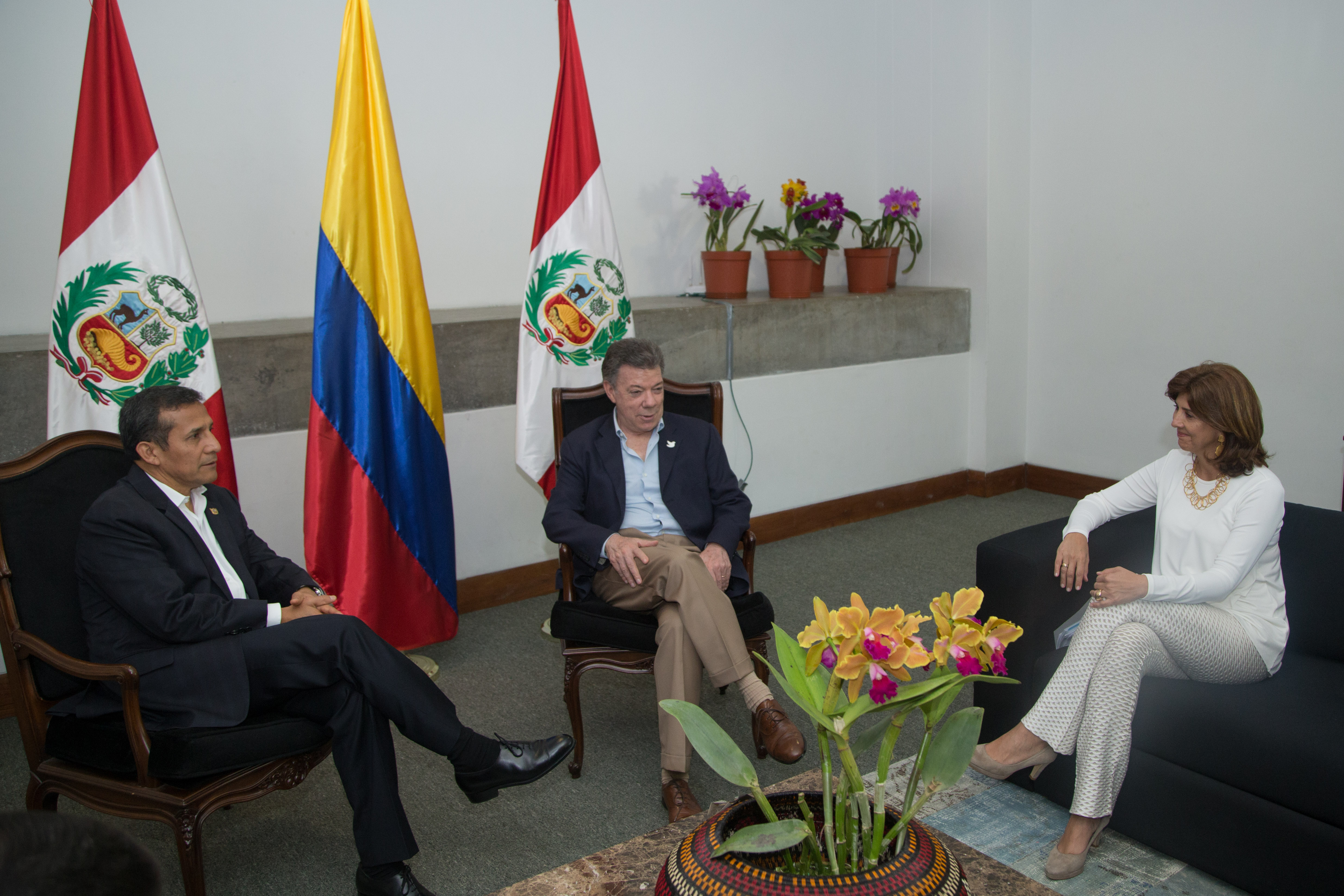 Canciller María Ángela Holguín, en la reunión privada, que sostuvieron los Presidentes de Colombia y Perú 