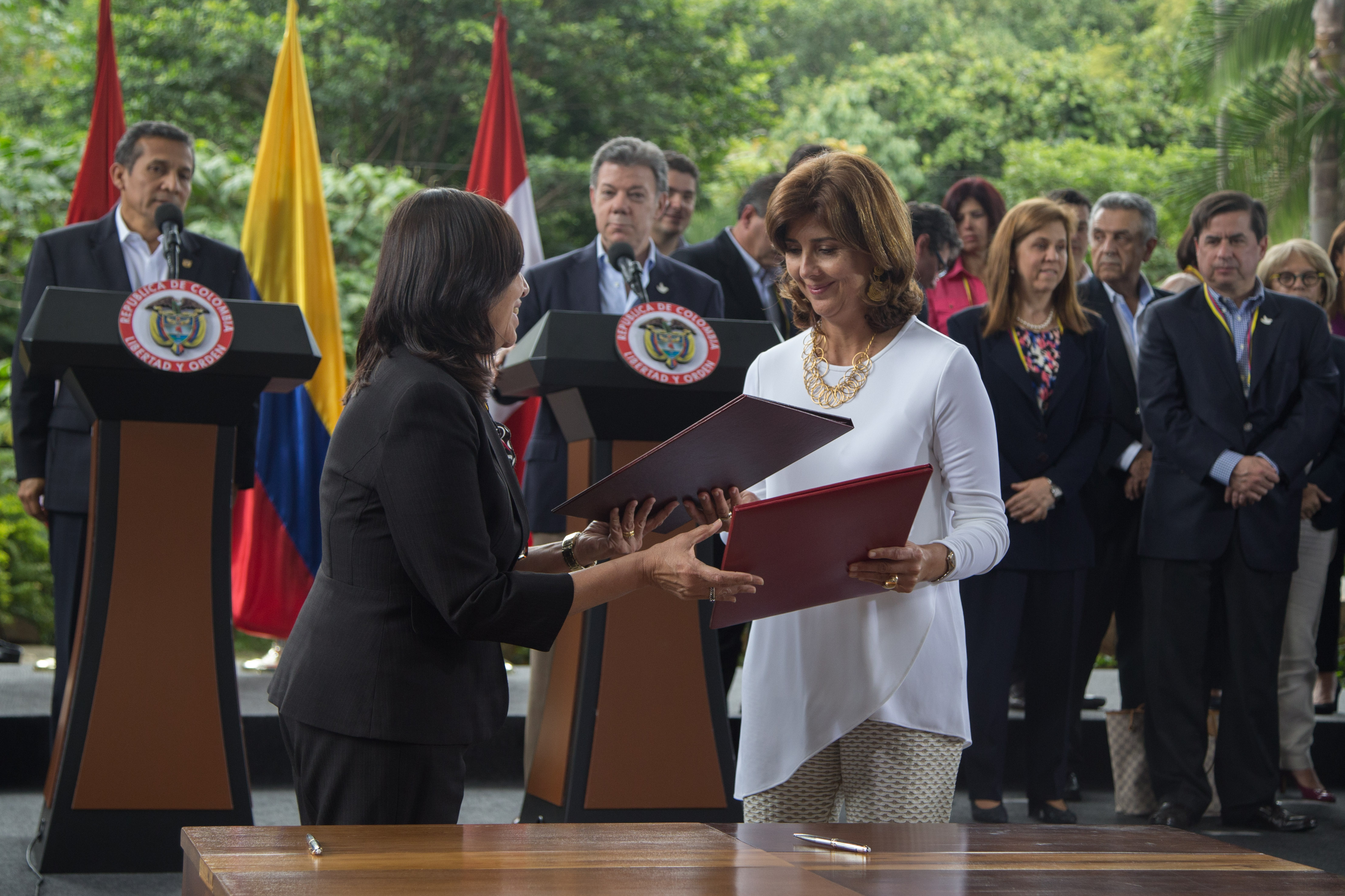 alt: Cancilleres de Colombia y Perú suscribieron el acuerdo para la creación del Fondo Binacional para la Zona de Integración Fronteriza