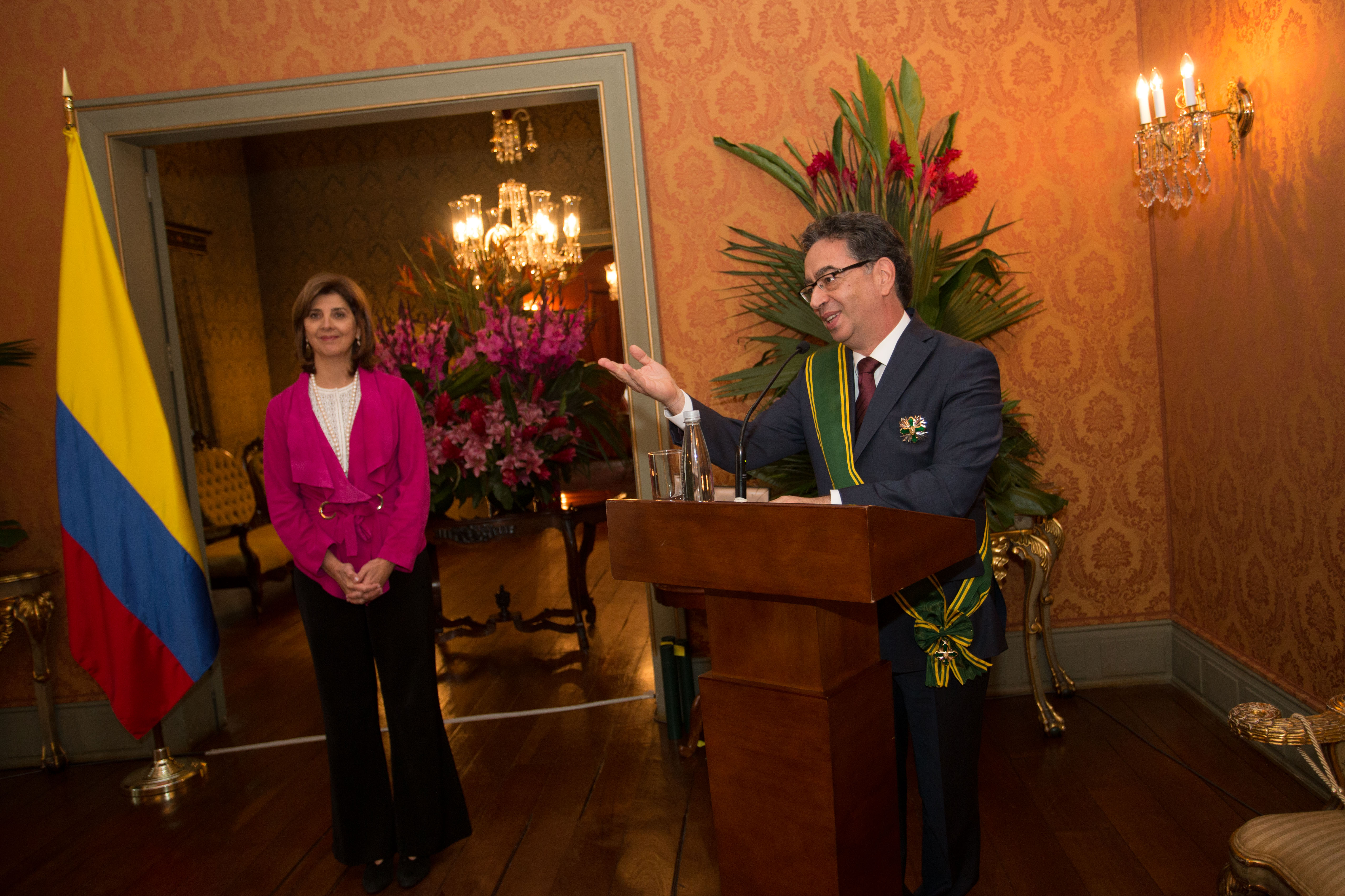 Canciller Holguín condecoró con la Orden de San Carlos al Embajador de Turquía en Colombia