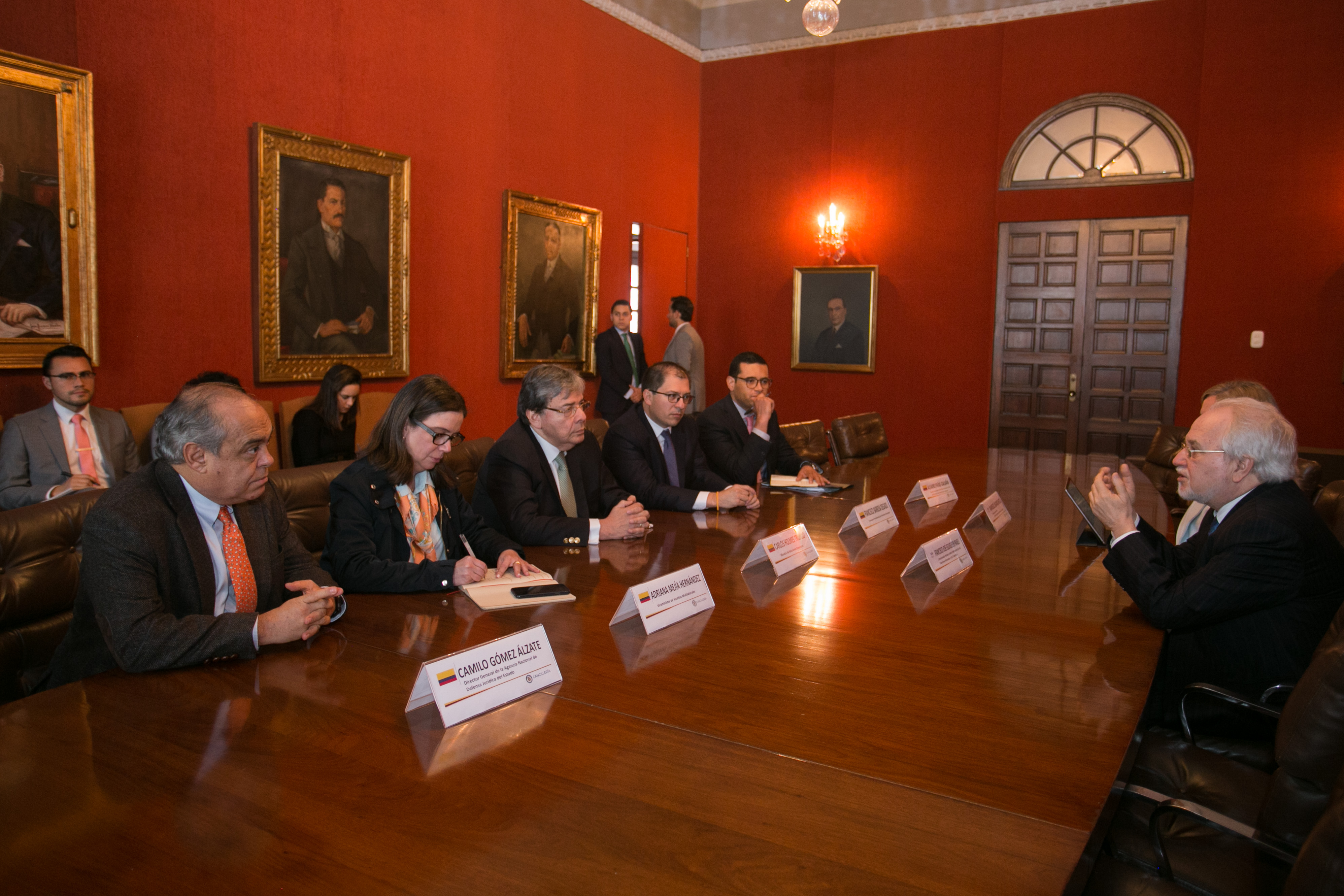 "Este es un Gobierno comprometido con la defensa y protección de los derechos humanos", señaló el Canciller Carlos Holmes Trujillo durante su encuentro con el Comisionado Francisco Eguiguren, Relator sobre Defensores de la CIDH