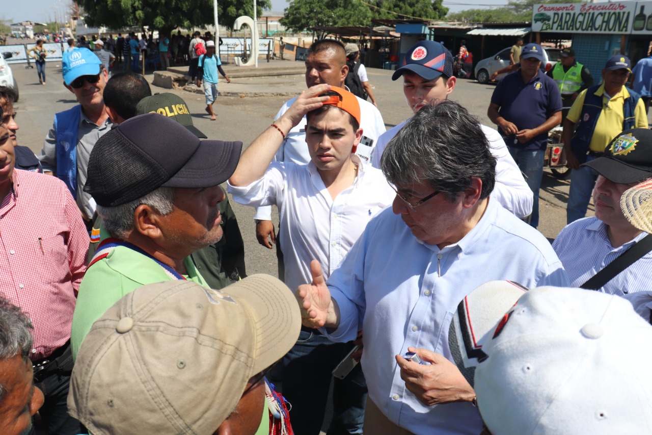 El Canciller caminó y habló con habitantes de Paraguachón en la frontera con Venezuela