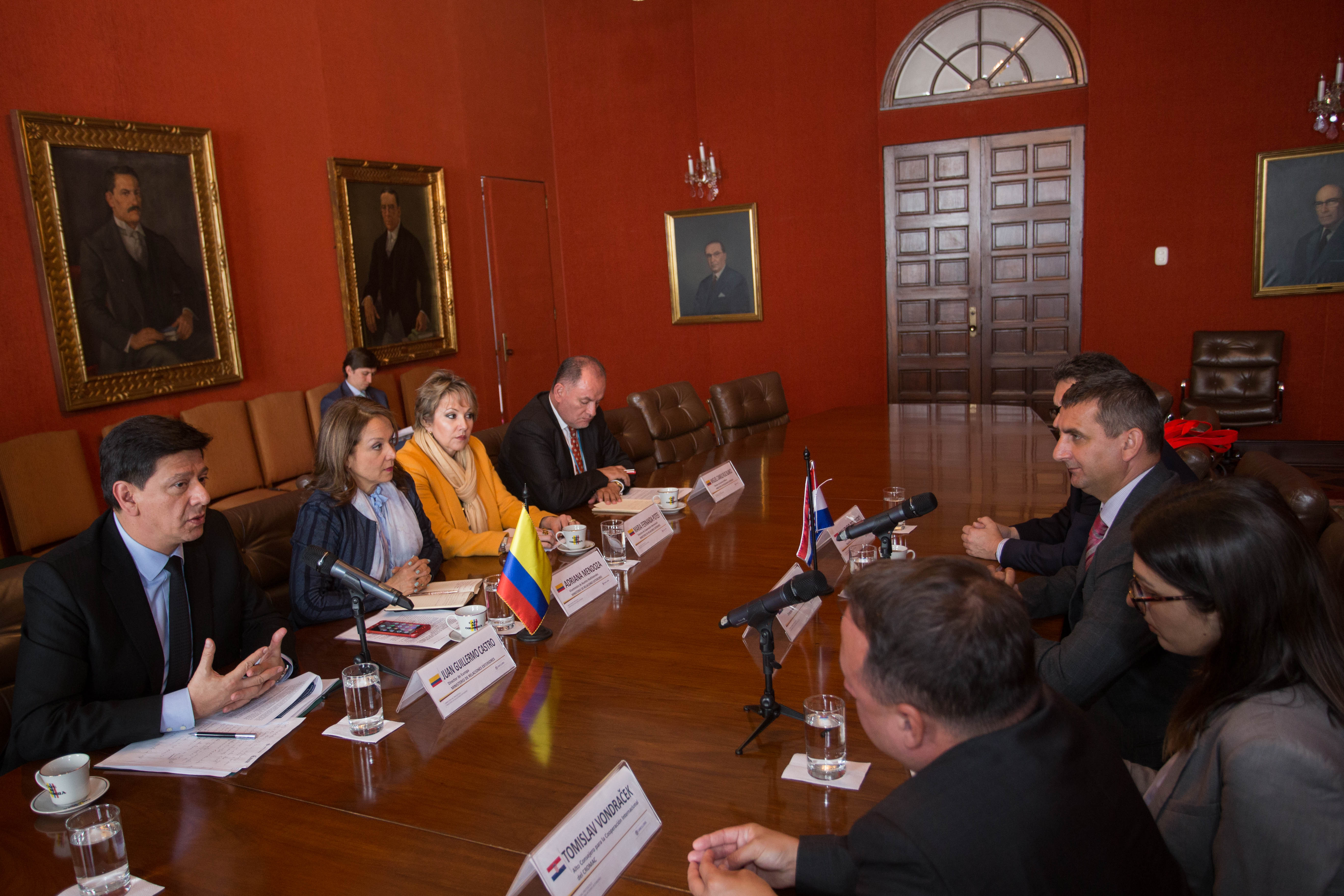 Intercambio de experiencias, prevención y disminución de minas antipersonales: objetivo de la reunión entre la Cancillería colombiana y el Cromac de Croacia