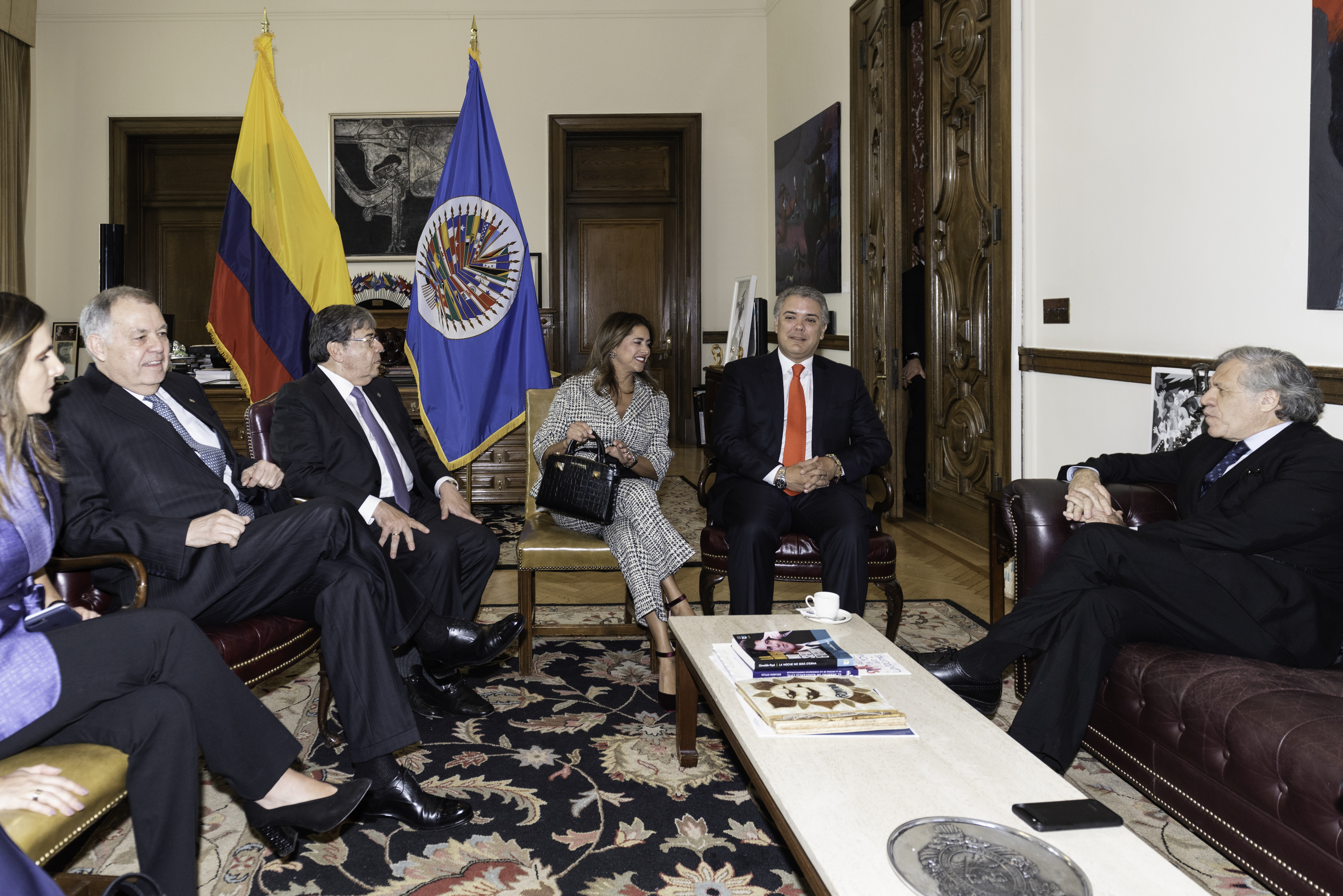 En el marco de su visita oficial de trabajo a los Estados Unidos, Presidente Iván Duque y Canciller Carlos Holmes Trujillo se reunieron con Luis Almagro en Washington