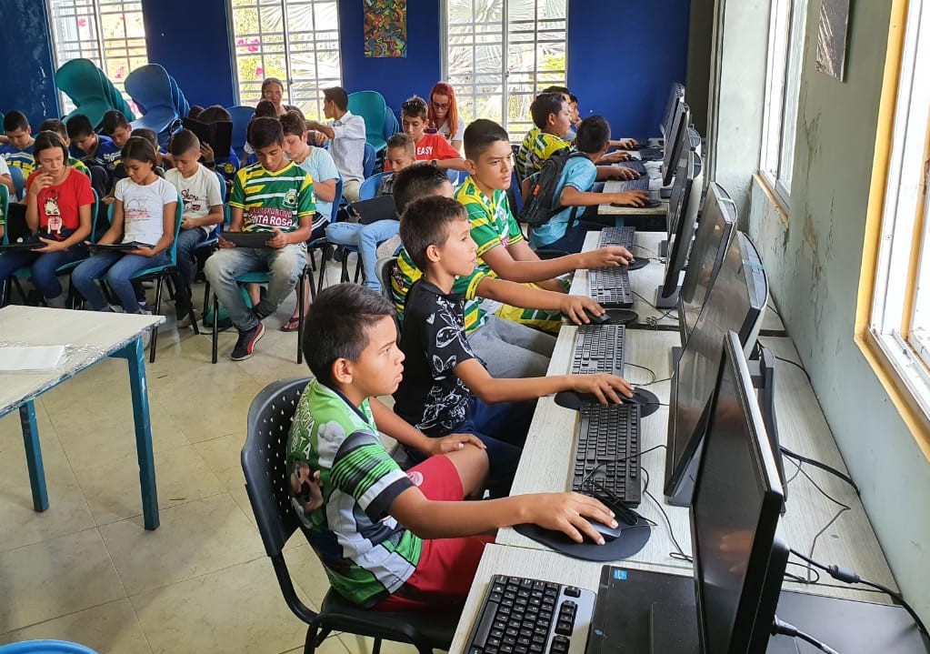 Niños y jóvenes de las Casas Lúdicas de la Cancillería, en los lugares más apartados de Colombia, recibieron dotación tecnológica para fortalecer sus procesos de formación