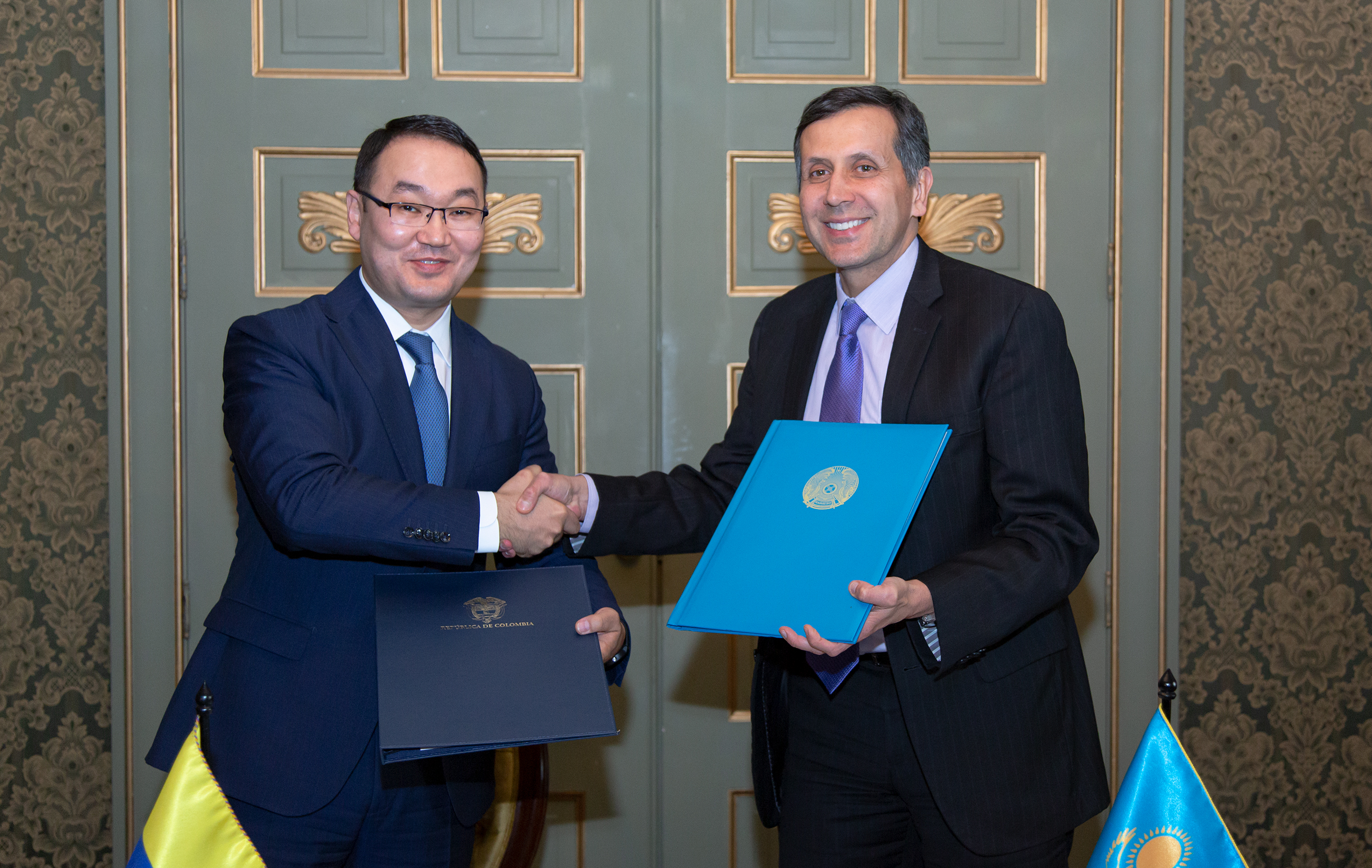 Colombia y Kazajistán firmaron acuerdo sobre la exención de requisitos de visa para titulares de pasaportes diplomáticos, oficiales y de servicio
