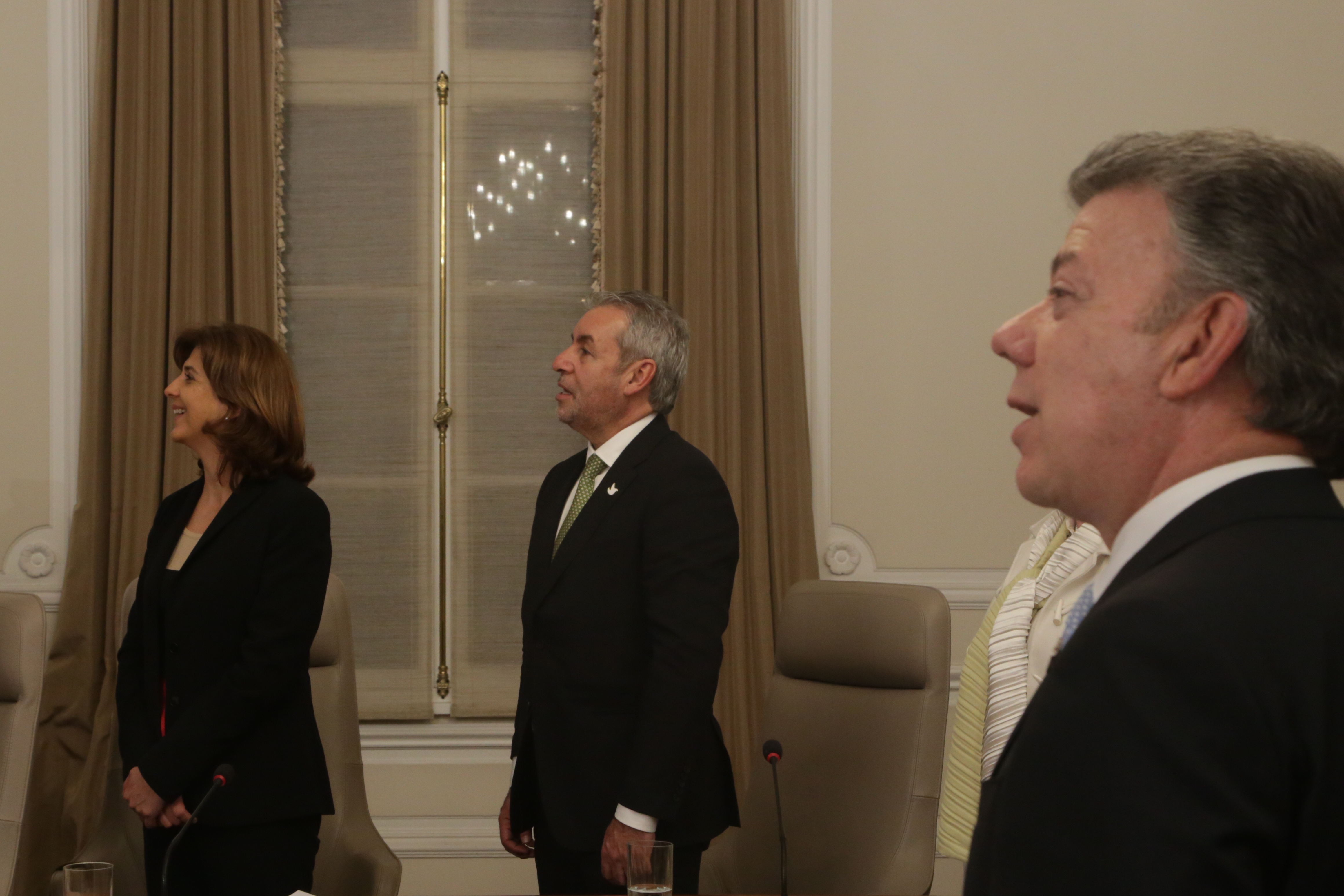 En la histórica alocución emitida este miércoles 24 de agosto, el Presidente Juan Manuel Santos destacó el trabajo del equipo negociador en La Habana en el que participó la Ministra de Relaciones Exteriores, María Ángela Holguín.
