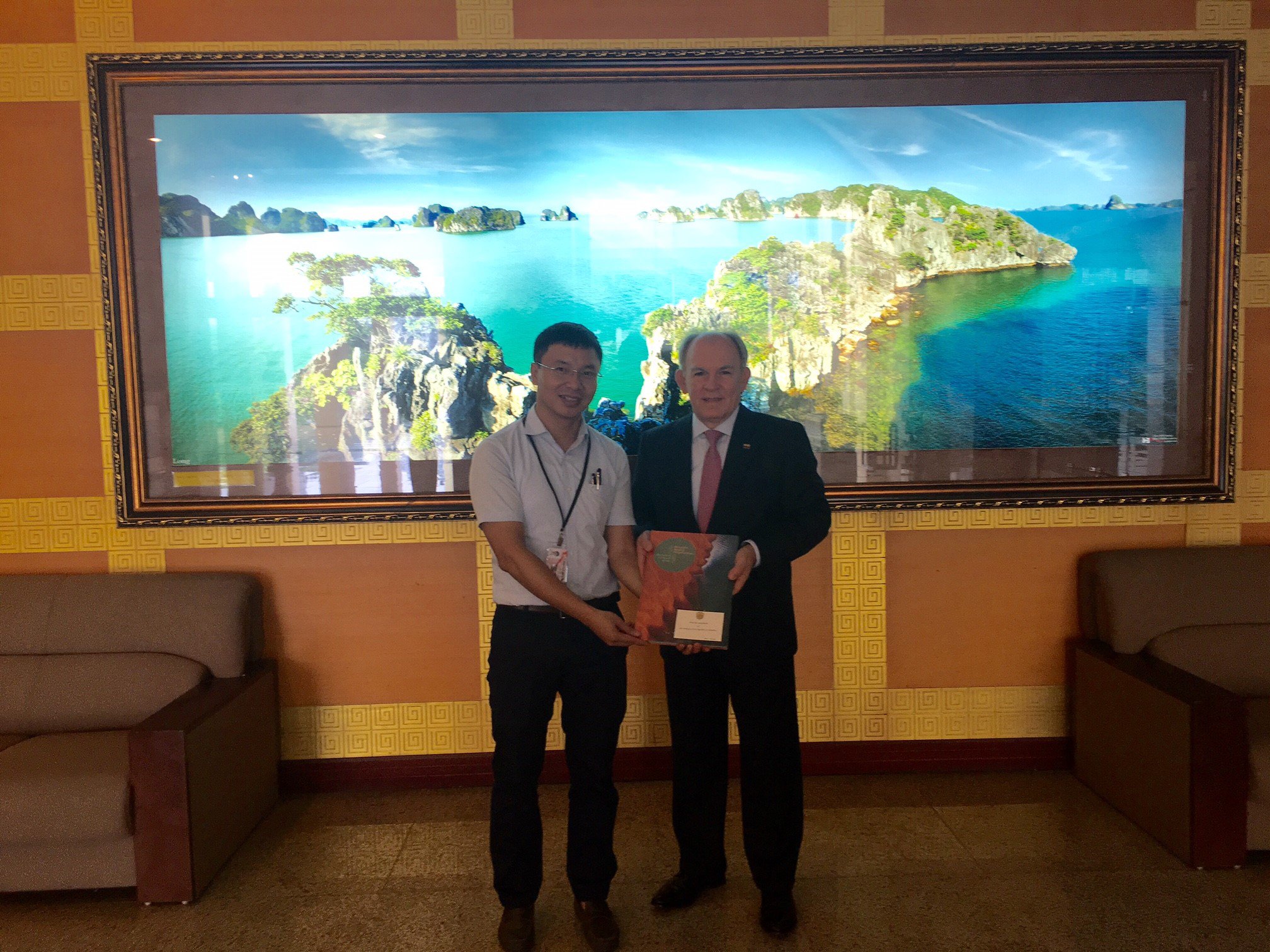 La Embajada de Colombia en Vietnam se reunió con el Ministerio de Recursos Naturales y Medioambiente de ese país