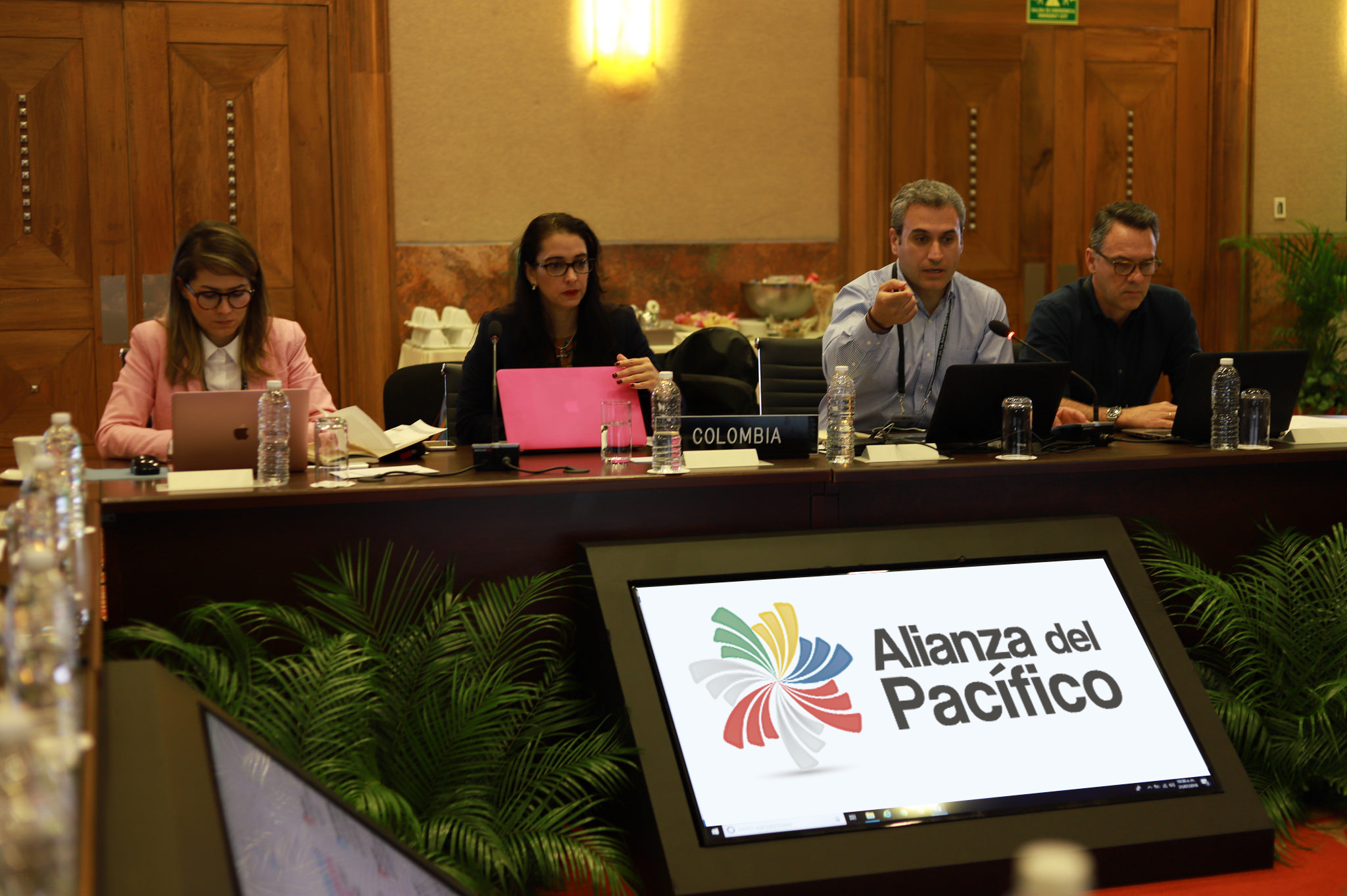 Directora de Mecanismos de Concertación e Integración Regionales y Director de Integración Económica del Ministerio de Comercio, Industria y Turismo, participan en la reunión de Coordinadores de la Alianza del Pacífico