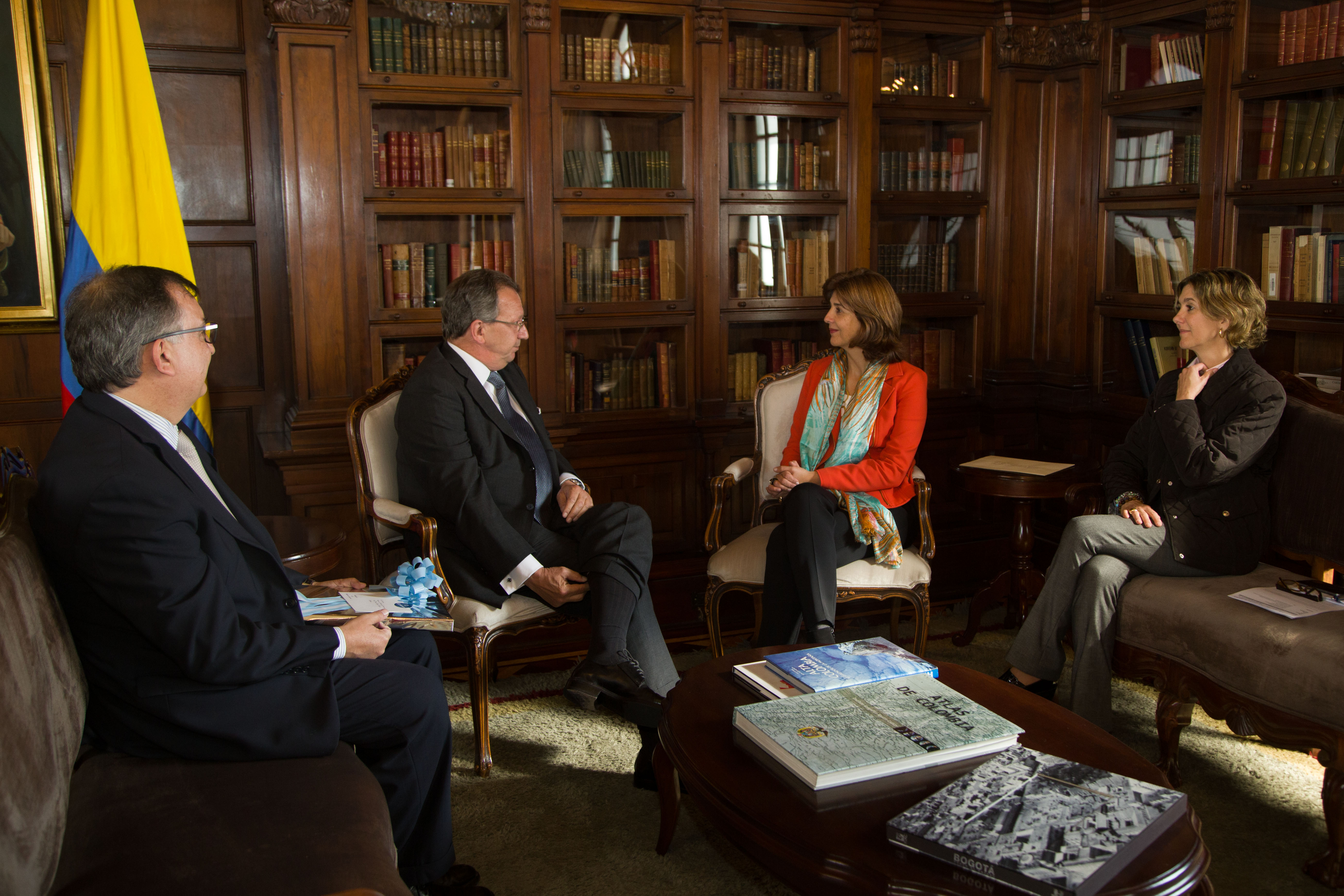 Alt Canciller María Ángela Holguín recibió las copias de cartas credenciales del nuevo Embajador de Argentina en Colombia, Marcelo Stubrin
