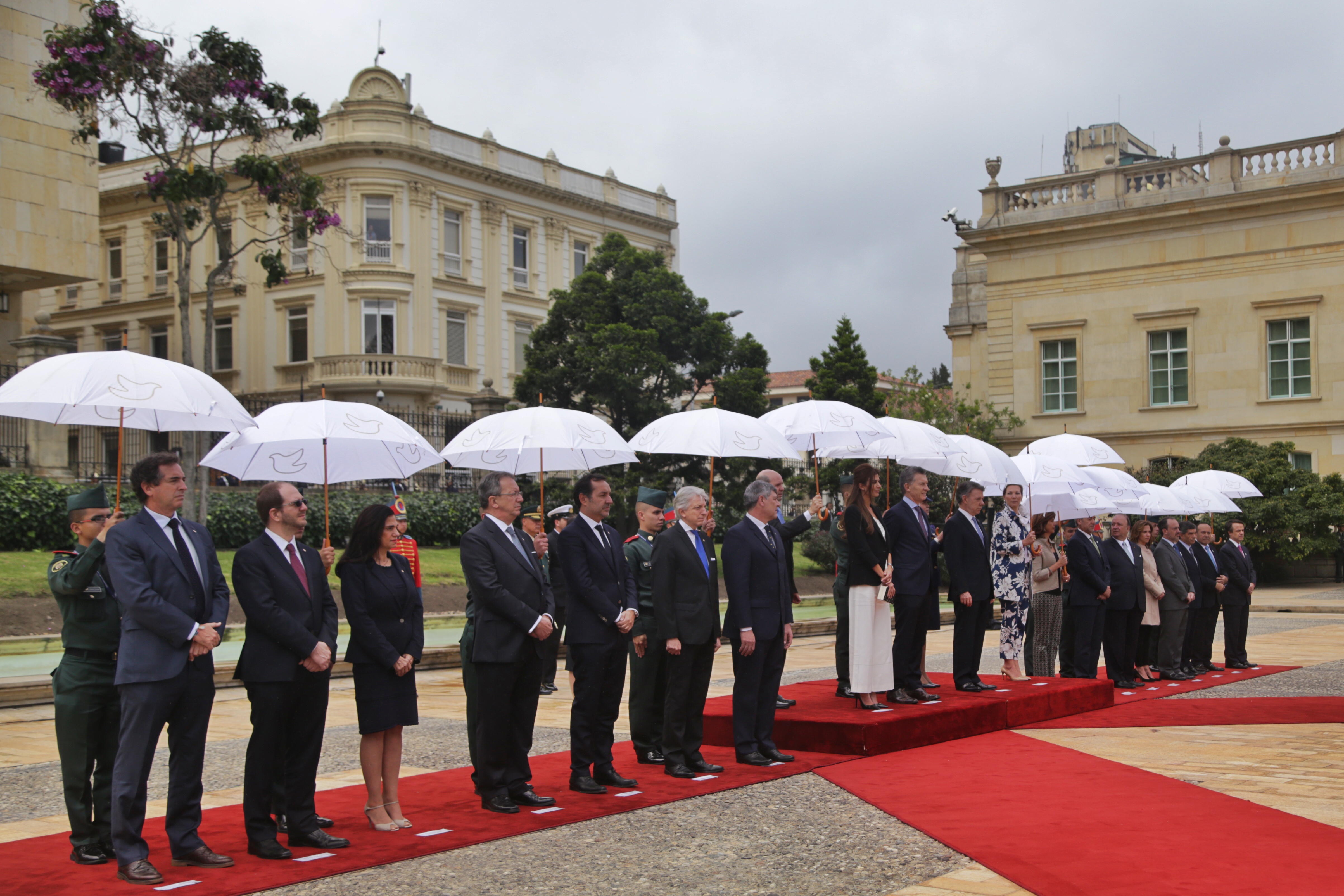 En la Plaza de Armas de la Casa de Nariño, el Presidente de Argentina recibió honores militares; la Canciller María Ángela Holguín estuvo presente en el acto ceremonial