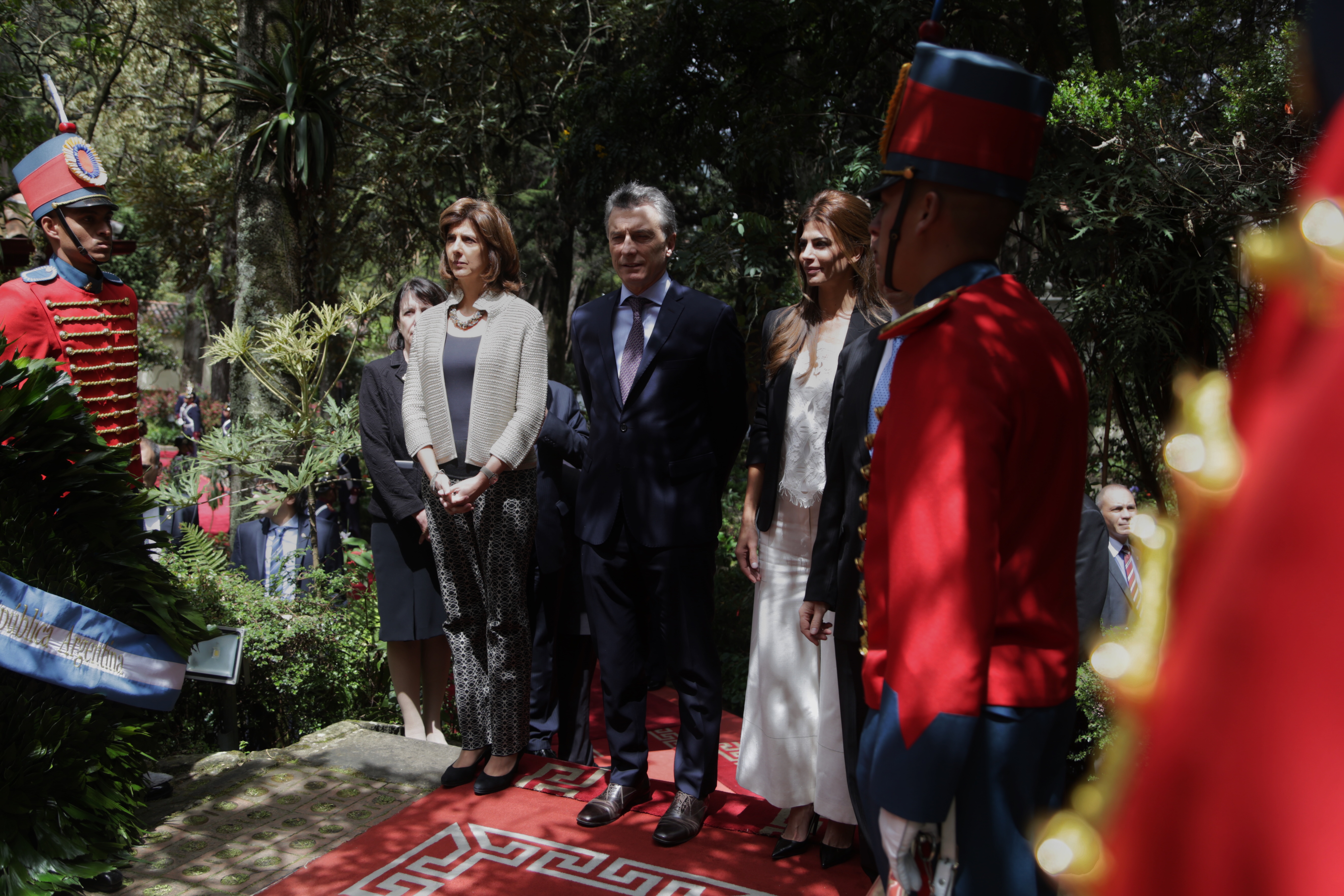 Canciller María Ángela Holguín acompañó al Presidente de la República de Argentina, Mauricio Macri, durante ofrenda floral en el Museo Quinta de Bolívar, en el marco de la visita de Estado del mandatario argentino