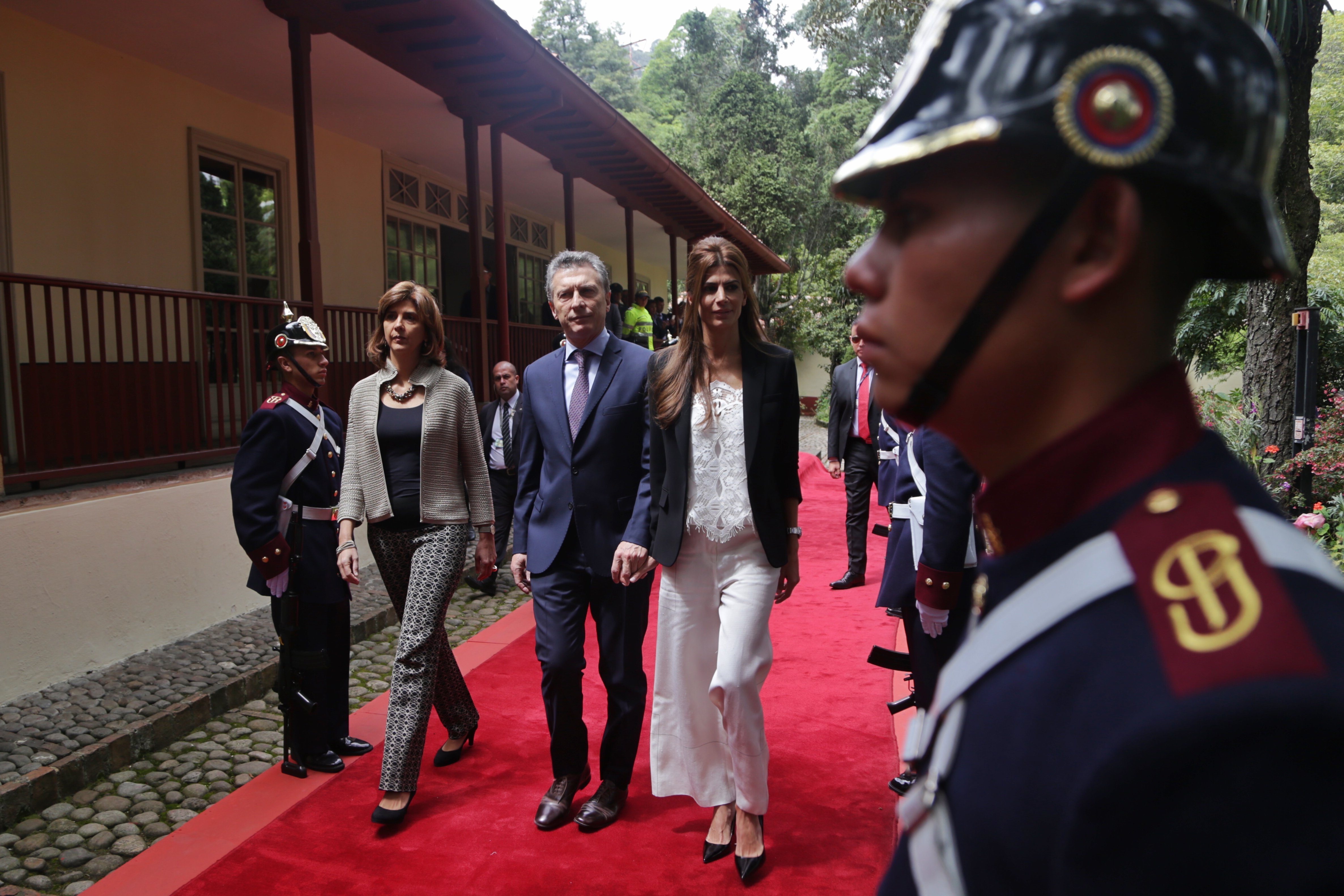 Presidente de Argentina, Mauricio Macri, inició visita de Estado a Colombia; Canciller María Ángela Holguín lo acompañó durante la ofrenda floral ante el monumento de Simón Bolívar