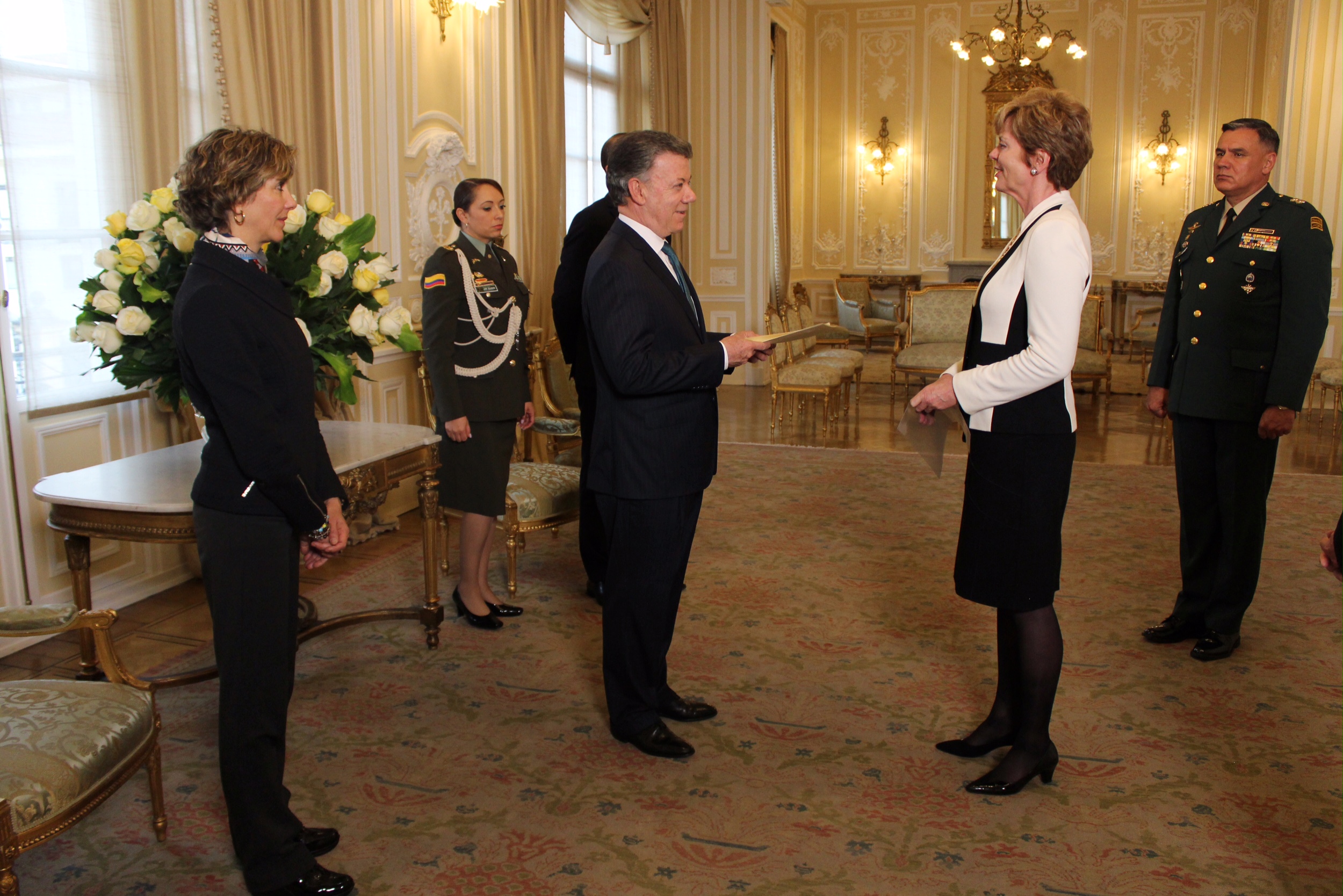 En acto protocolario, que se llevó a cabo en el Salón Amarillo de la Casa de Nariño, el Presidente Juan Manuel Santos recibió este martes las Cartas Credenciales de la nueva Embajadora Extraordinaria y Plenipotenciaria de la República de Austria en Colombia, Marianne Feldmann. En el evento participó  la Viceministra de Relaciones Exteriores, Patti Londoño.