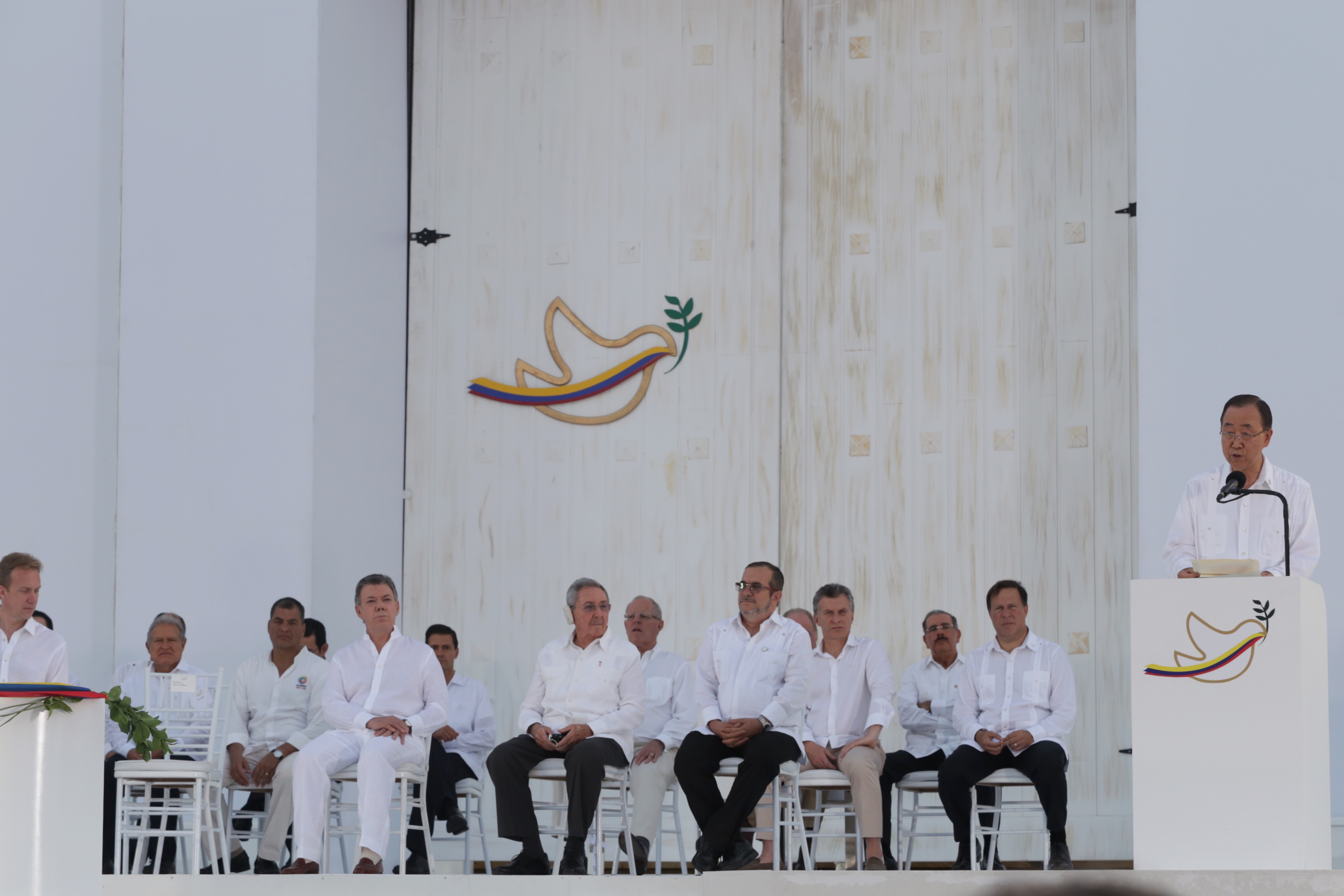 “Hoy los colombianos le dicen adiós a décadas de llamas y están enviando una luz brillante de esperanza que ilumina a todo el mundo”, Secretario General de la ONU