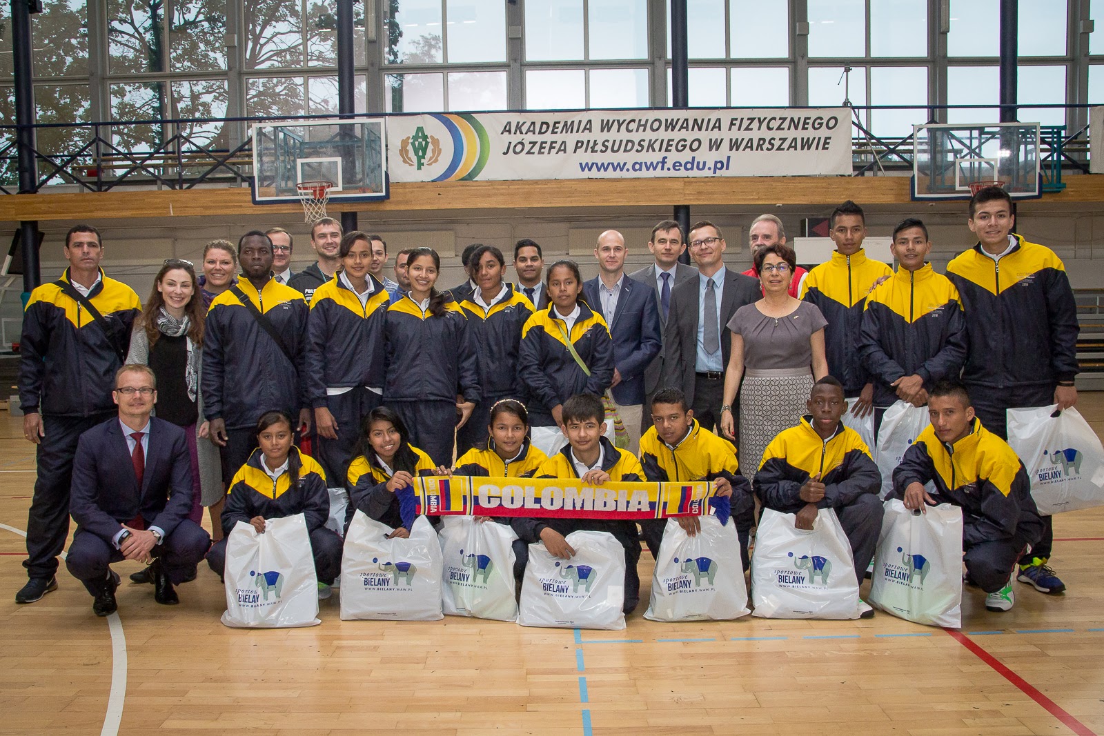 La Embajadora de Colombia en Polonia, Victoria González; el ex Embajador de Polonia en Colombia, Maciej Zietara; el Vicerrector de la Universidad del Deporte Awf, Dr. Hab. Lenartowicz; y el Vice alcalde del distrito de Bielany en Varsovia, Sr. Pietruczuk, dieron la bienvenida a la delegación de Puerto Leguízamo