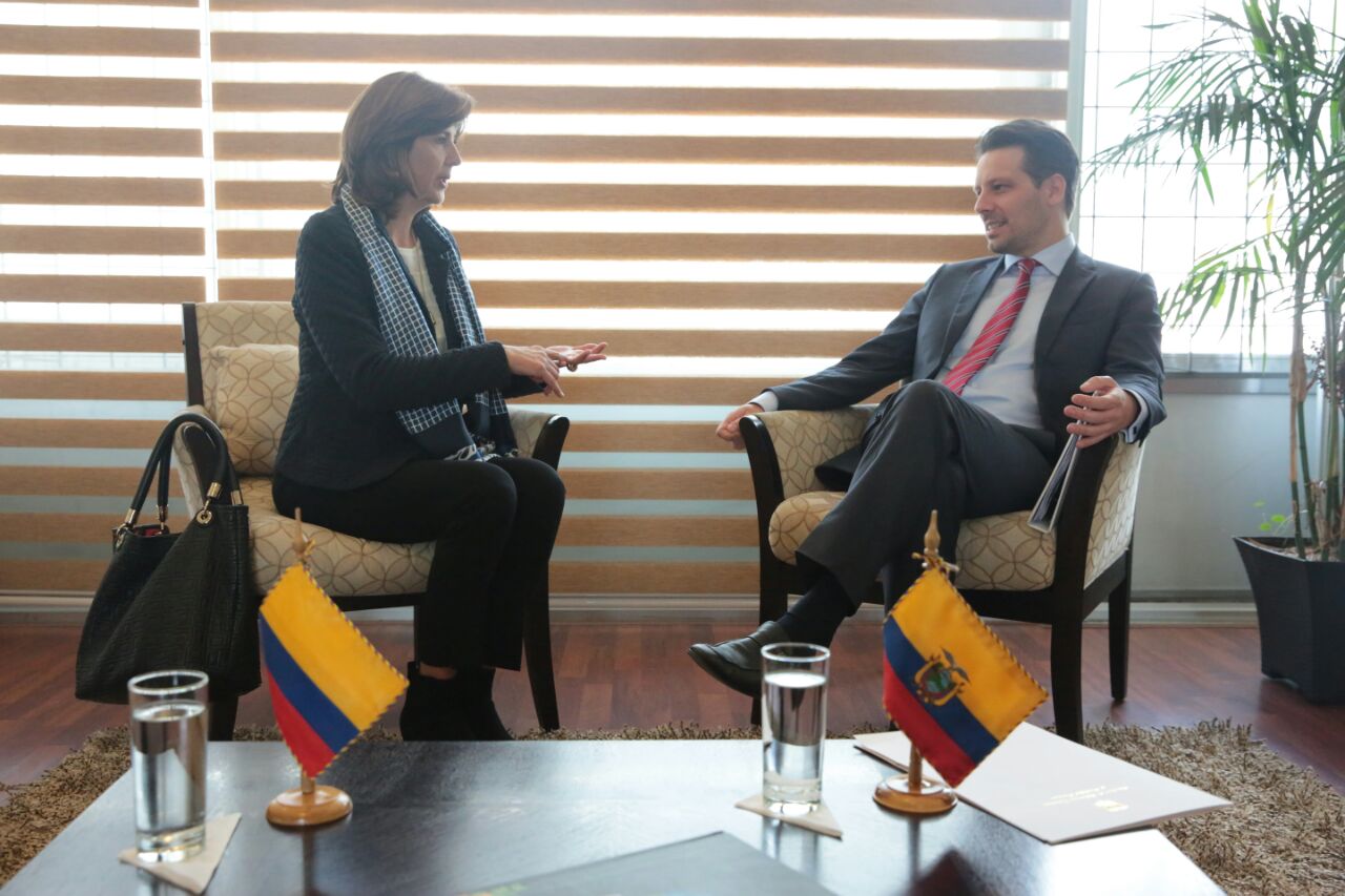 La Ministra de Relaciones Exteriores de Colombia, María Ángela Holguín y su homólogo de Ecuador, Guillaume Long, sostuvieron una reunión bilateral en la cual discutieron algunos temas de preparación del Encuentro Presidencial y V Gabinete Binacional. 