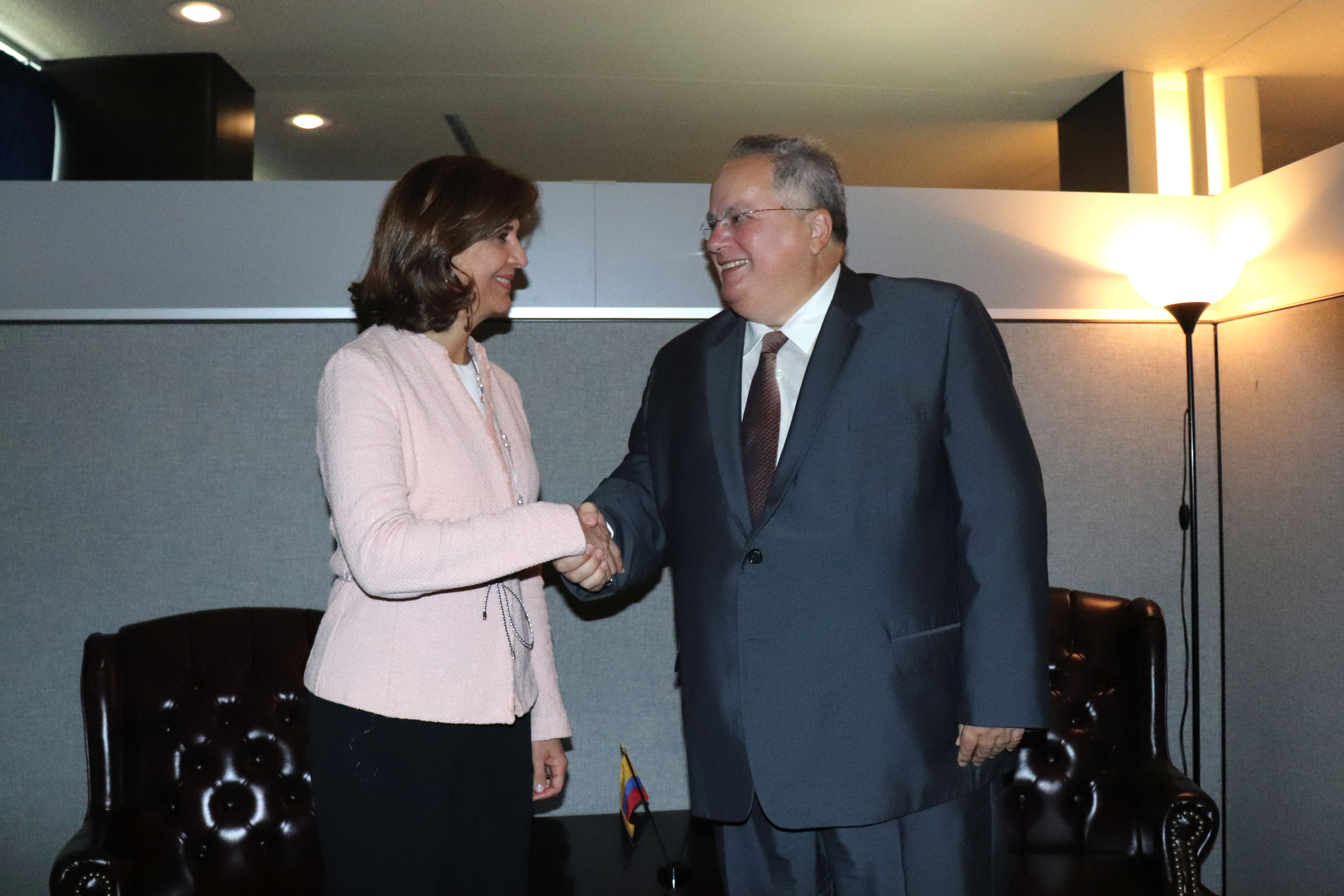 La Canciller María Ángela Holguín sostuvo reunión bilateral con el Ministro de Relaciones Exteriores de Grecia
