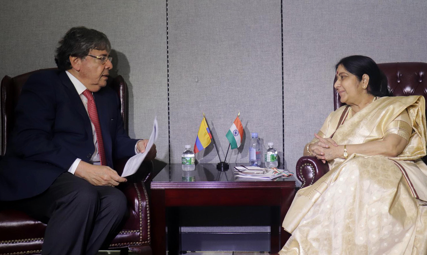 Canciller Carlos Holmes Trujillo se reunió con la Ministra de Relaciones Exteriores de India
