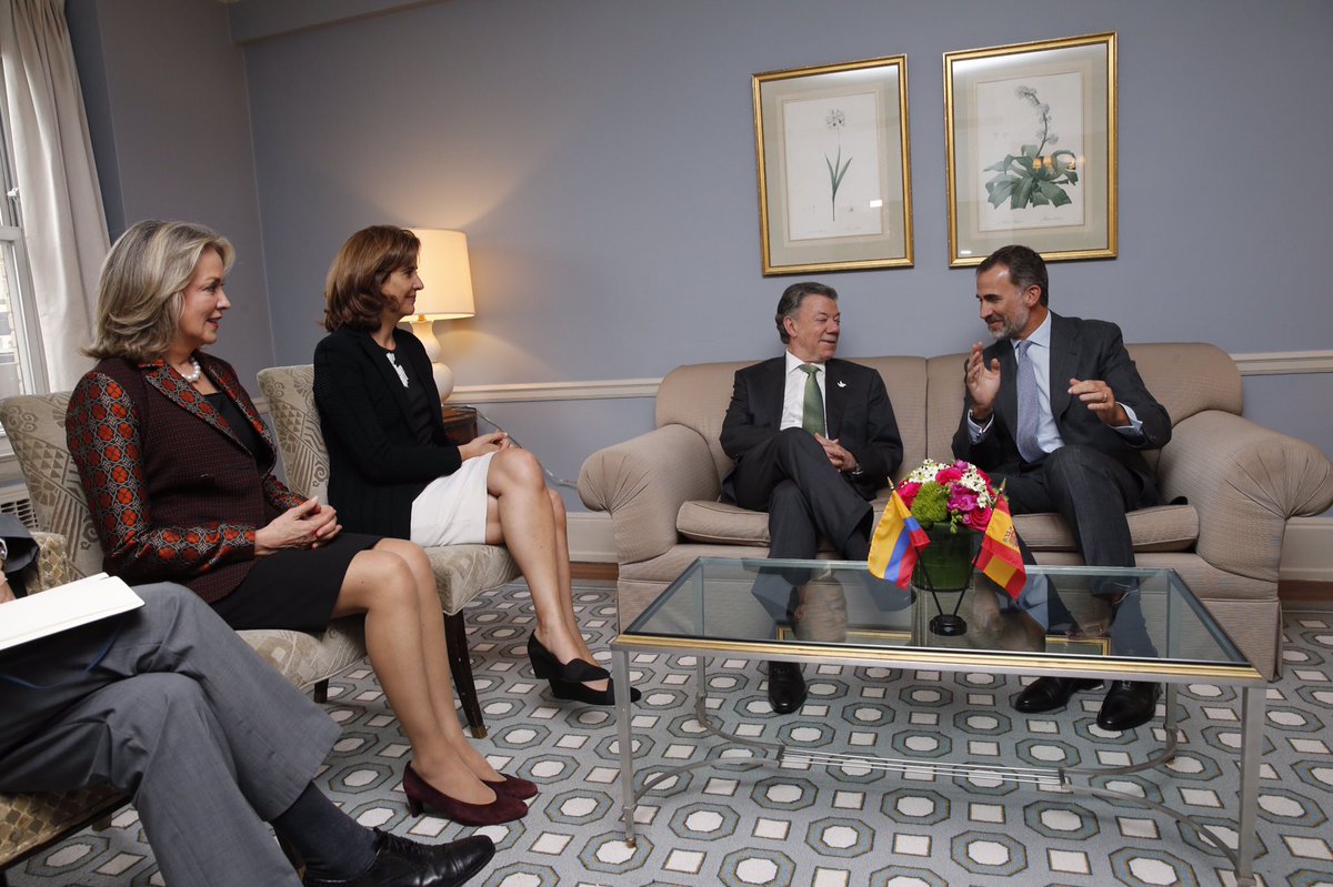 En Nueva York, el Presidente Juan Manuel Santos y la Canciller María Ángela Holguín, que adelantan una agenda bilateral en el marco de la 71° Asamblea General de la Organización de las Naciones Unidas, se reunieron este lunes con su Majestad el Rey Don Felipe VI.