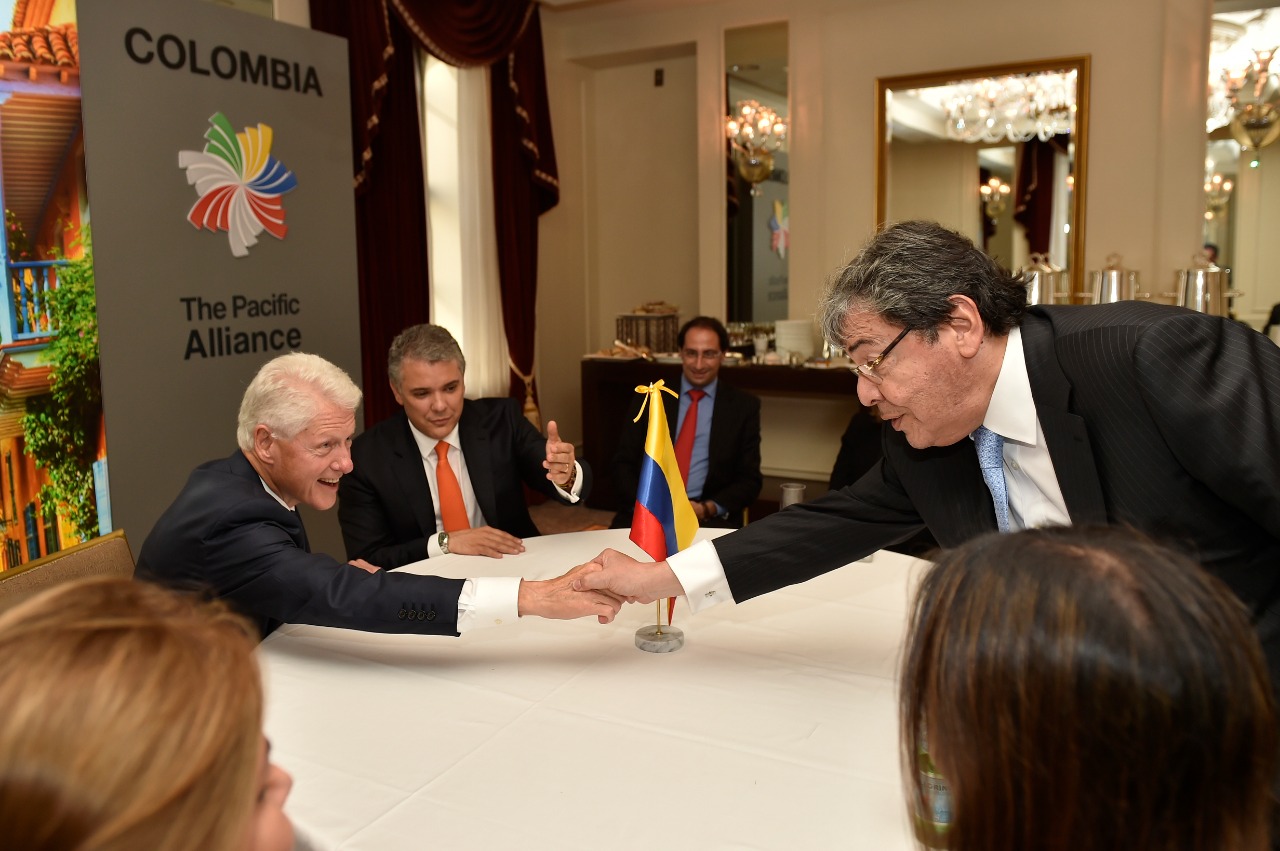 Canciller Carlos Holmes Trujillo saludó al expresidente de Estados Unidos, Bill Clinton