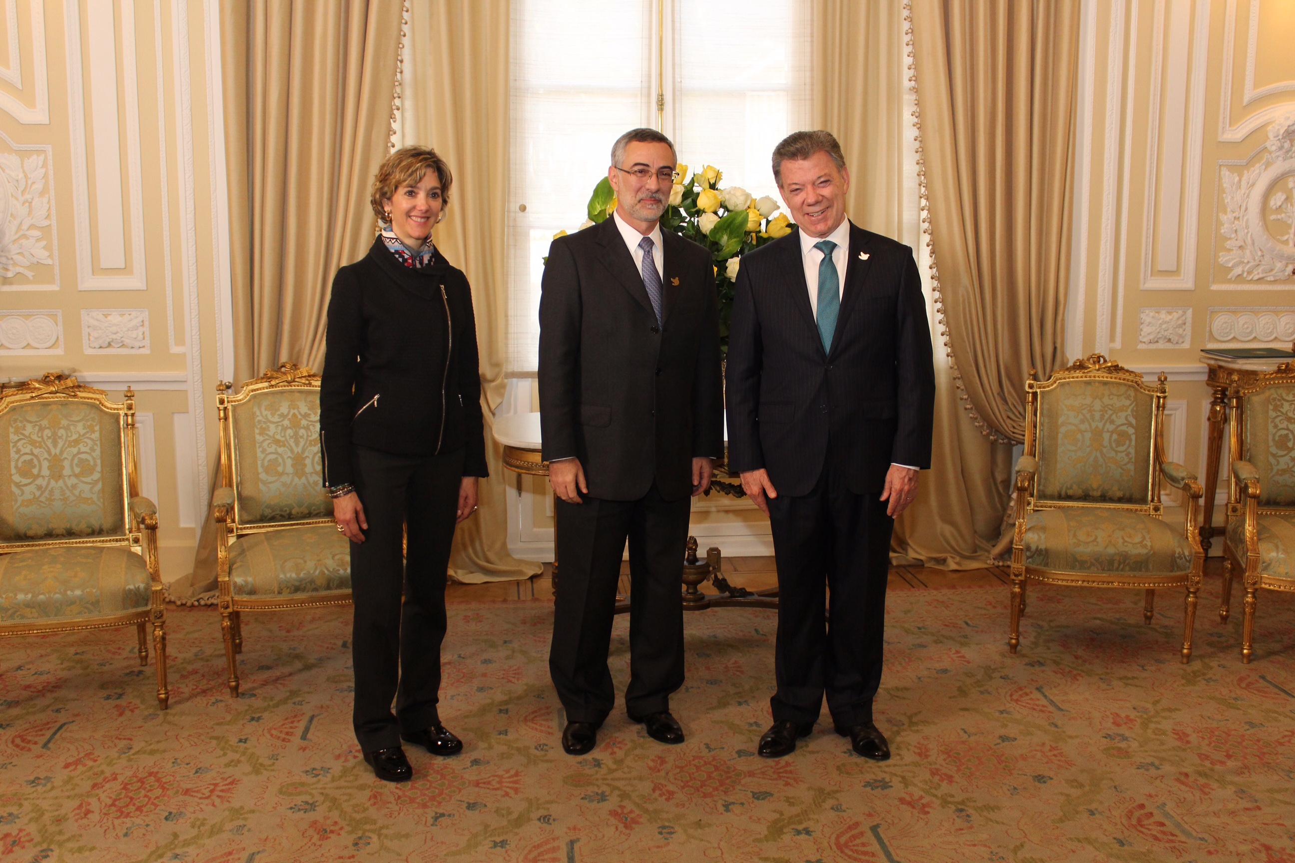 En un acto protocolario realizado en la Casa de Nariño, la Viceministra de Relaciones Exteriores, Patti Londoño  y el Presidente Juan Manuel Santos recibieron las cartas credenciales del nuevo Embajador de Brasil en Colombia, Julio Glinternick Bitelli.