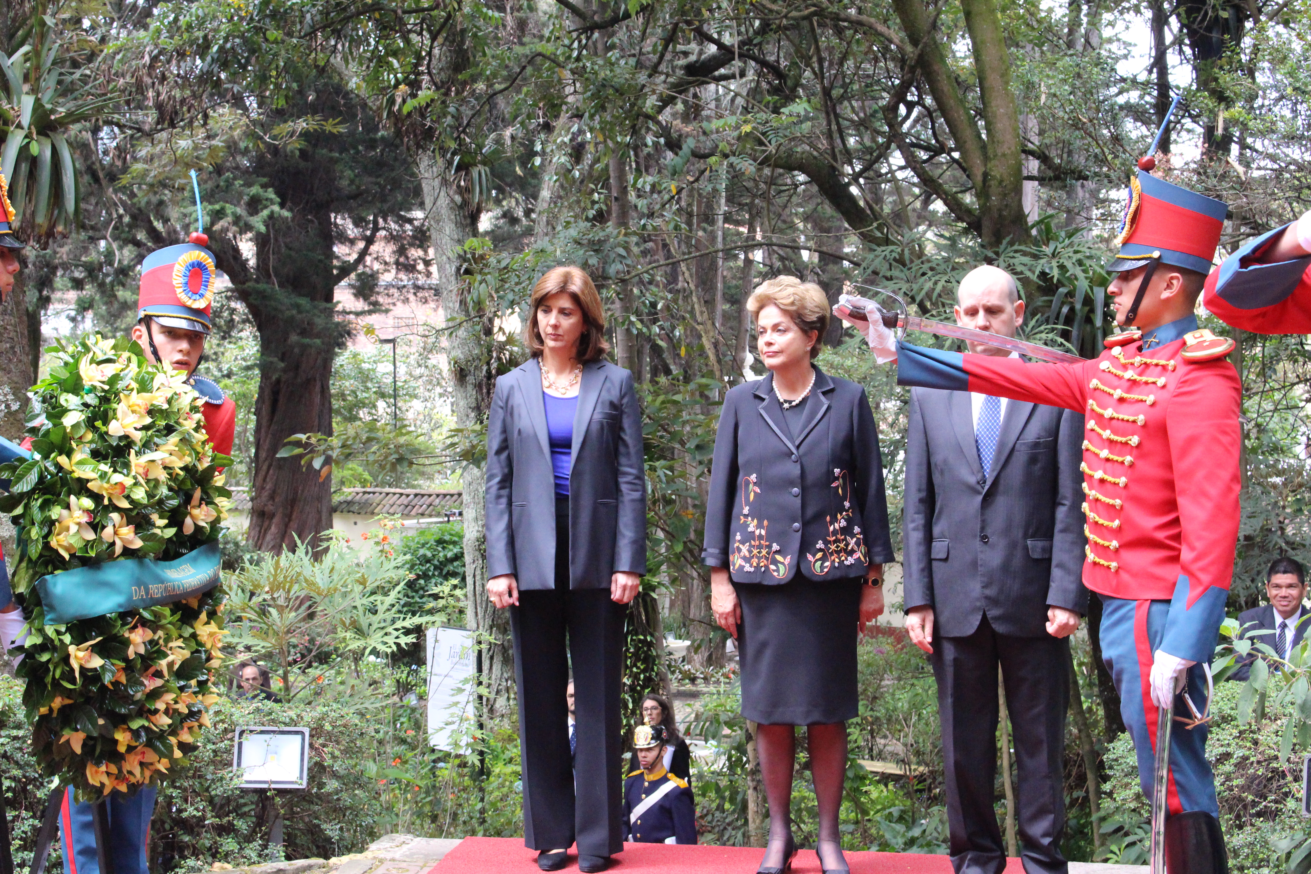 Canciller María Ángela Holguín acompañó a la Presidenta de Brasil a la ofrenda floral en la Quinta de Bolívar